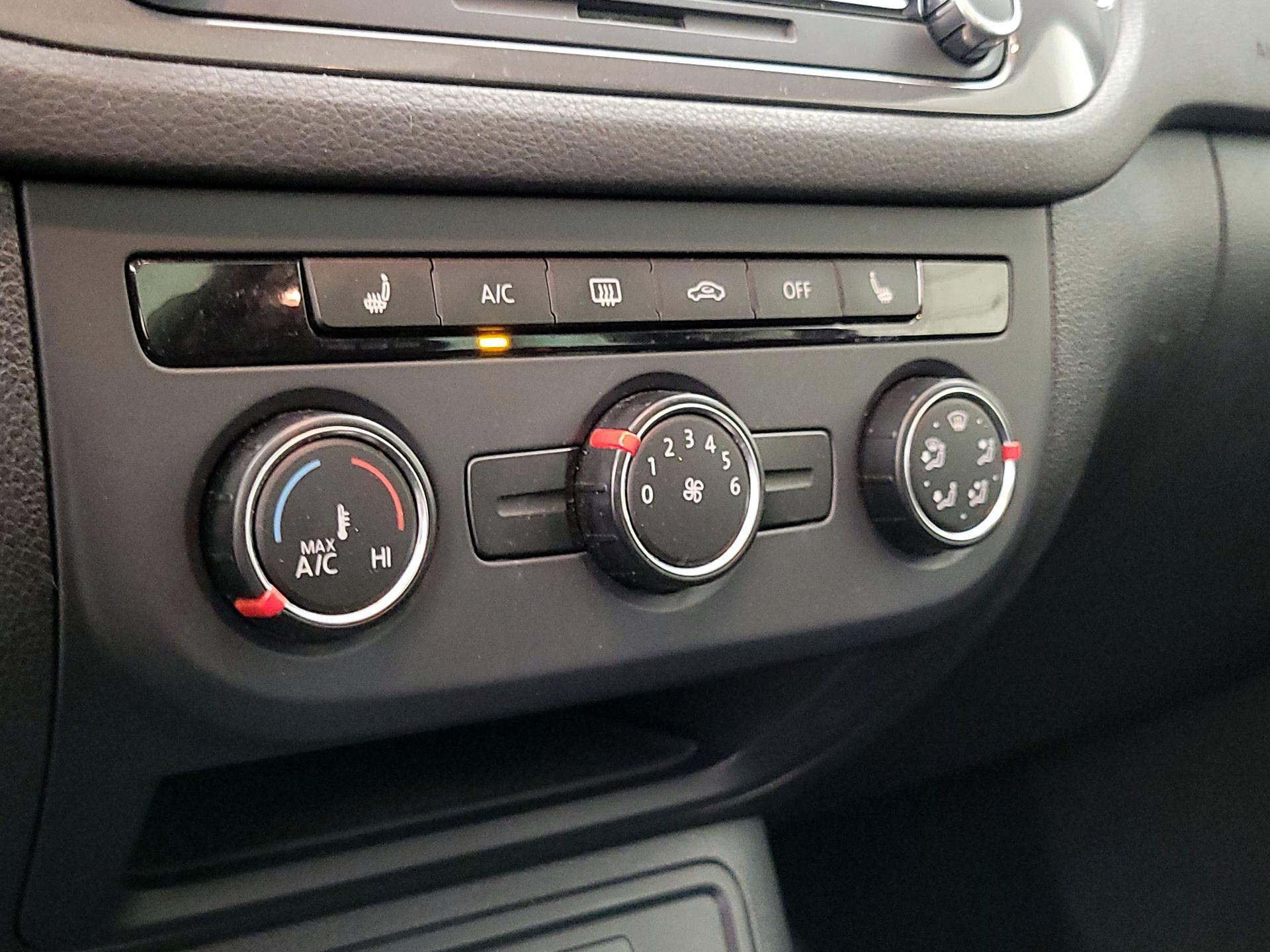 Thumbnail: 2015 Volkswagen Tiguan - 16