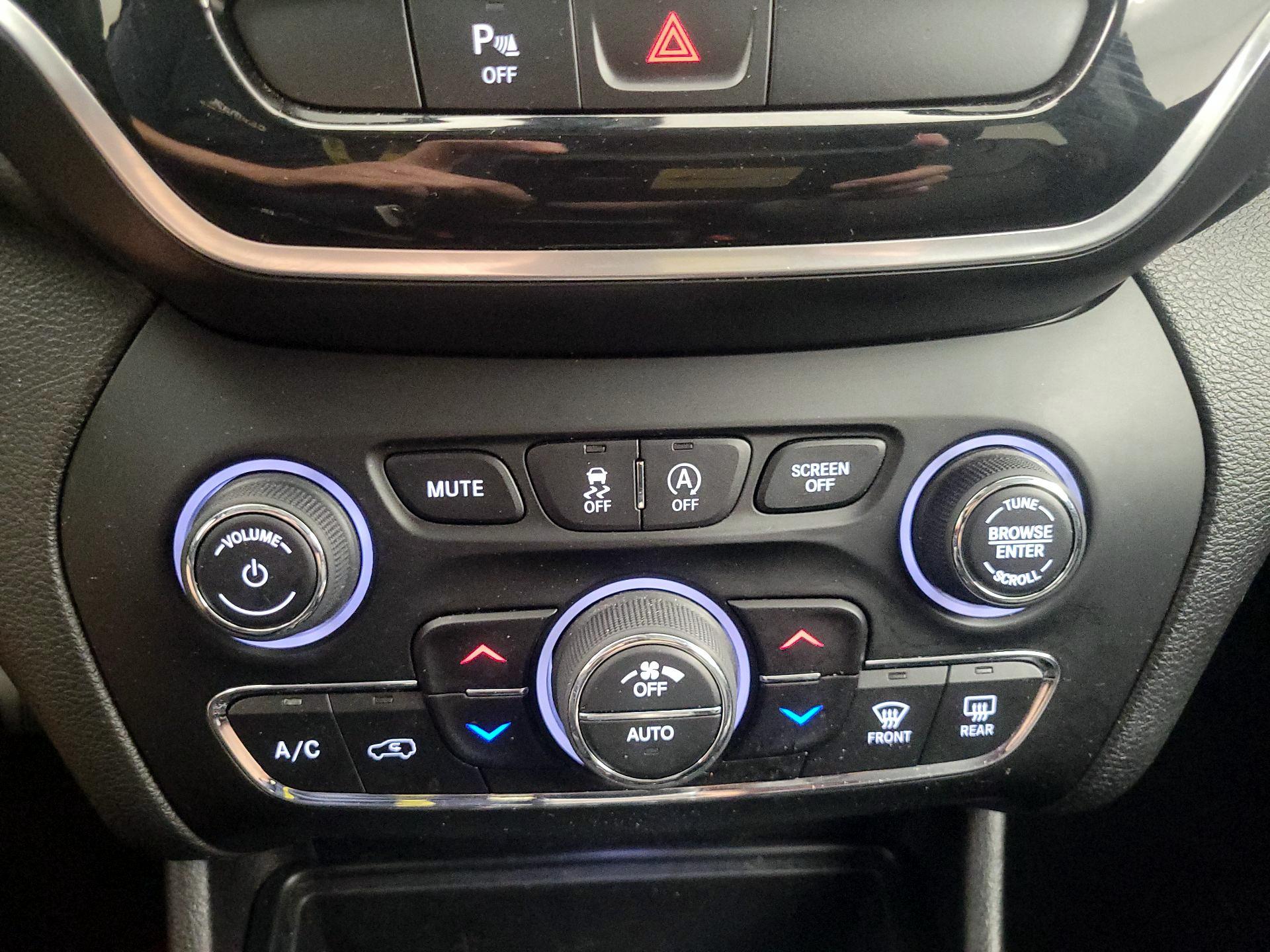 Thumbnail: 2019 Jeep Cherokee - 16