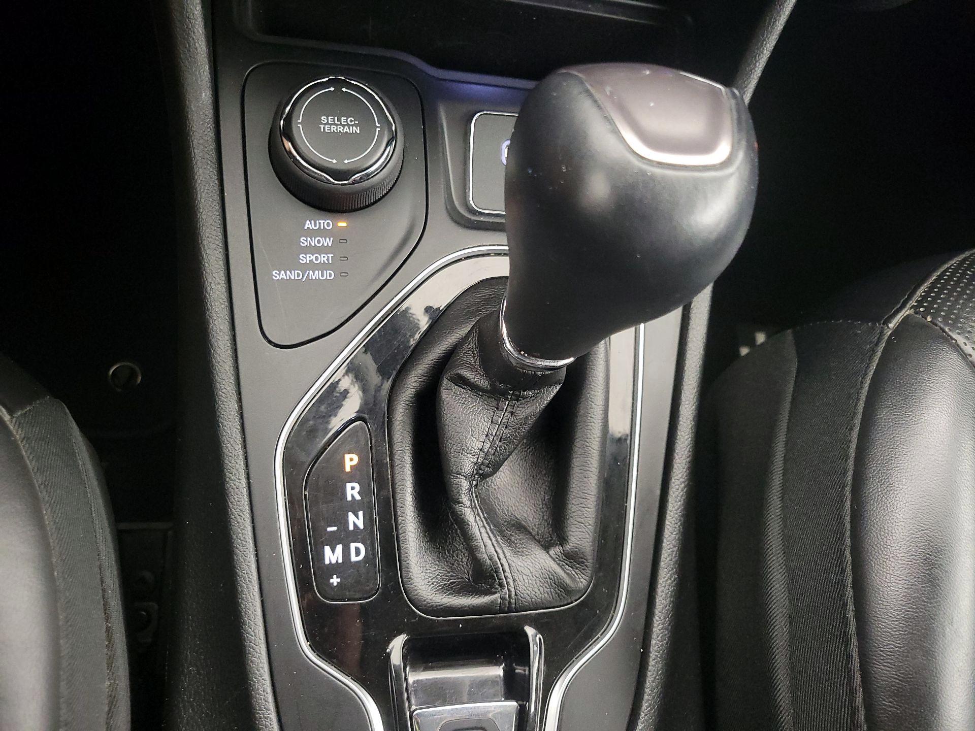 Thumbnail: 2019 Jeep Cherokee - 17