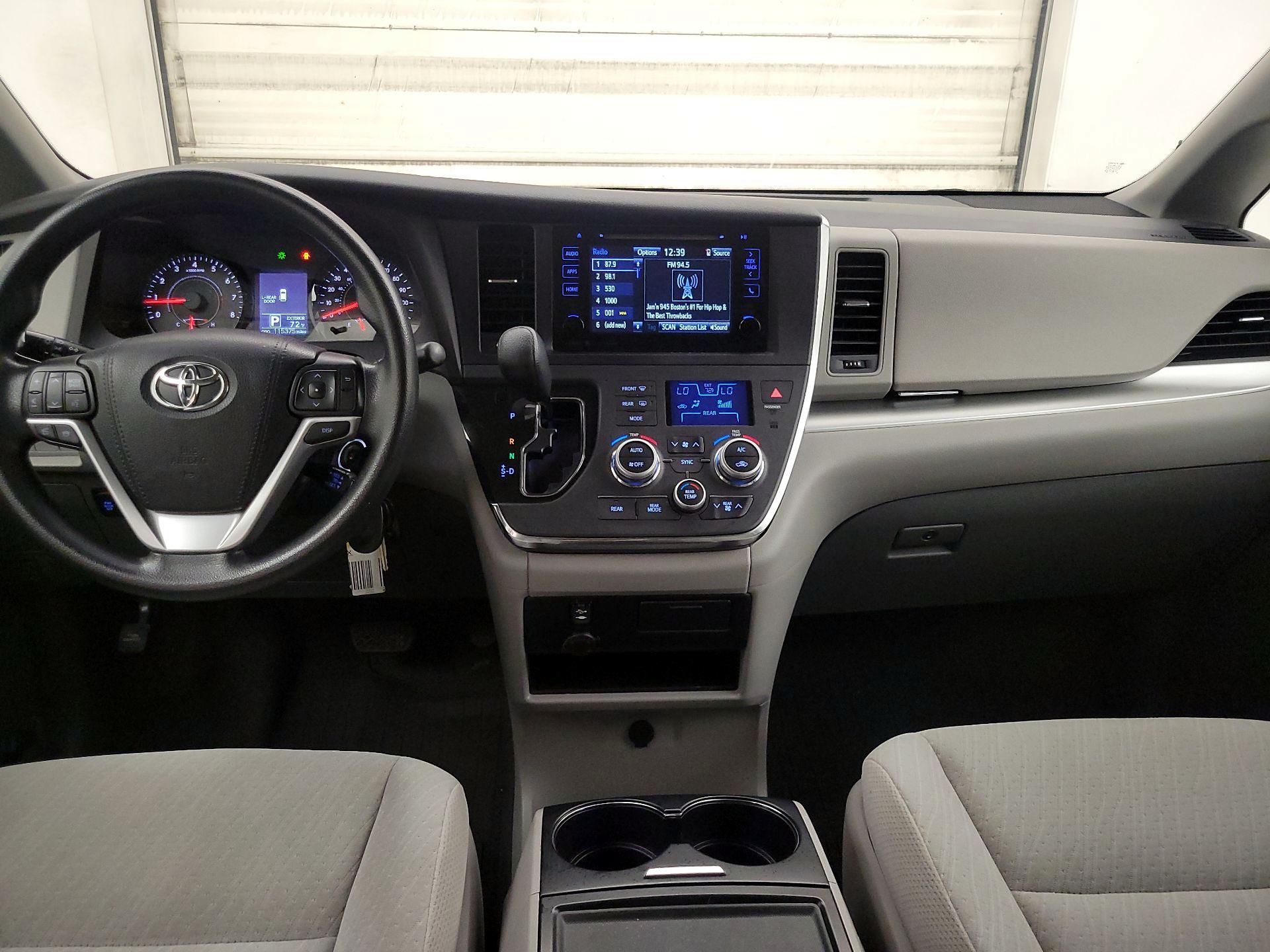 Thumbnail: 2017 Toyota Sienna - 9