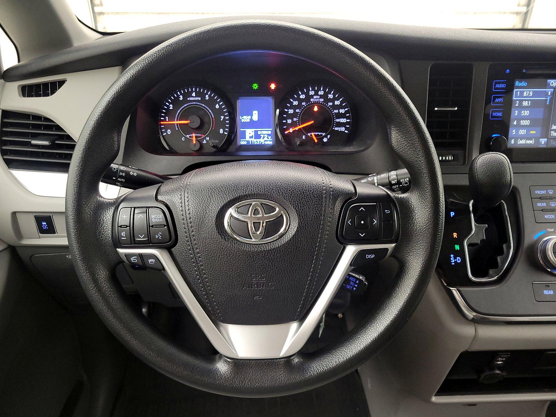 Thumbnail: 2017 Toyota Sienna - 10