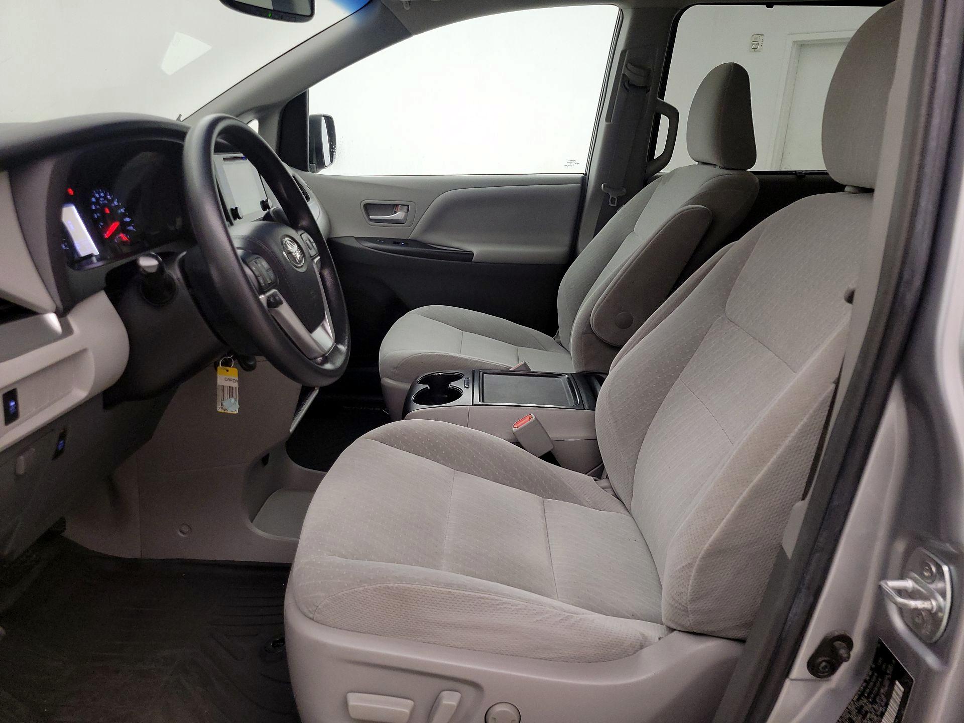Thumbnail: 2017 Toyota Sienna - 11