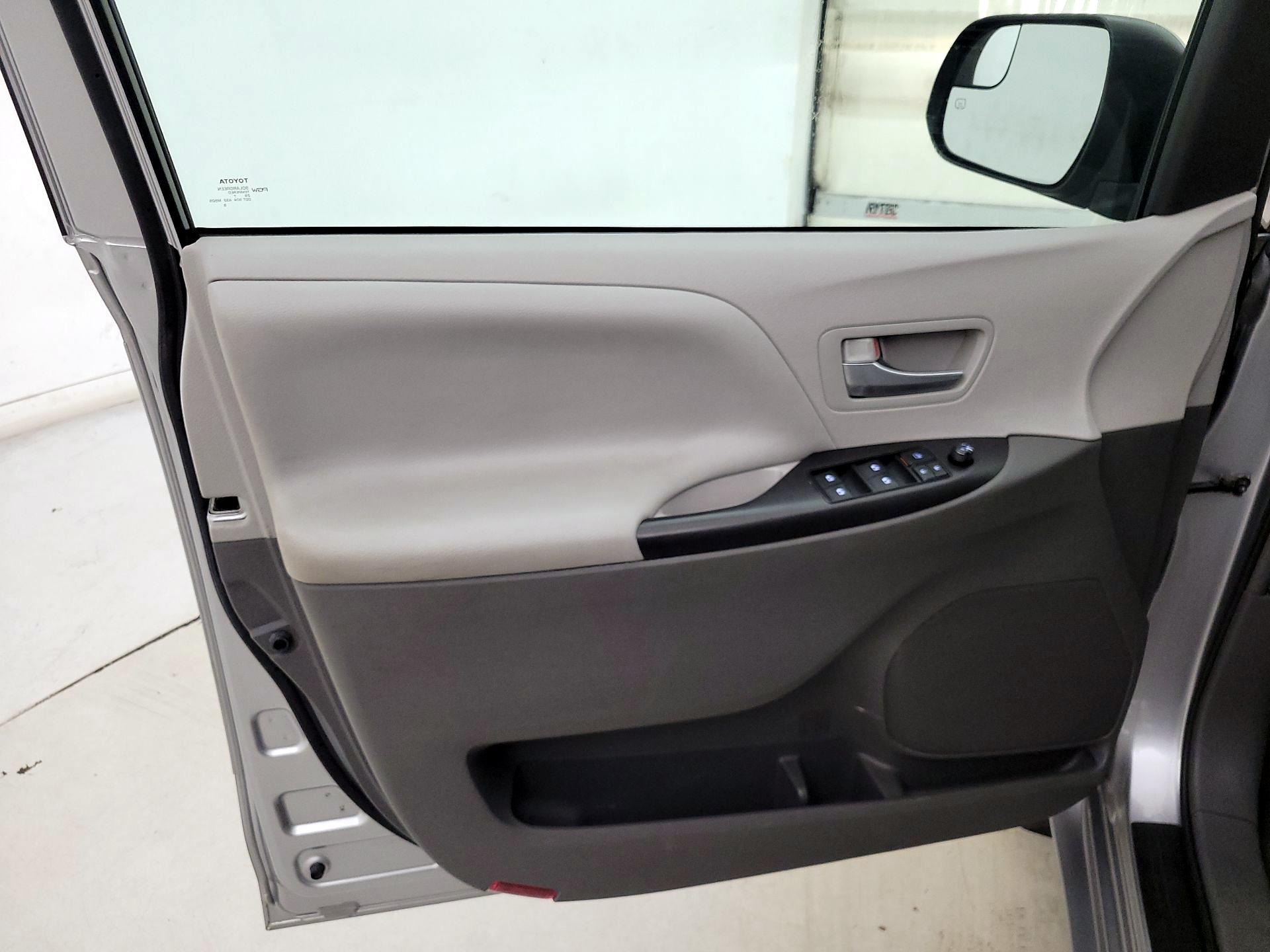 Thumbnail: 2017 Toyota Sienna - 12