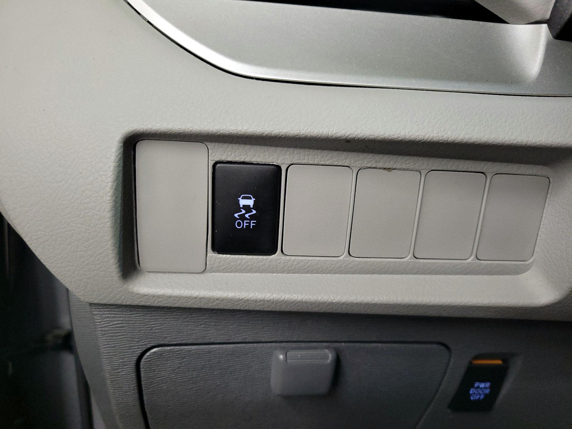 Thumbnail: 2017 Toyota Sienna - 13