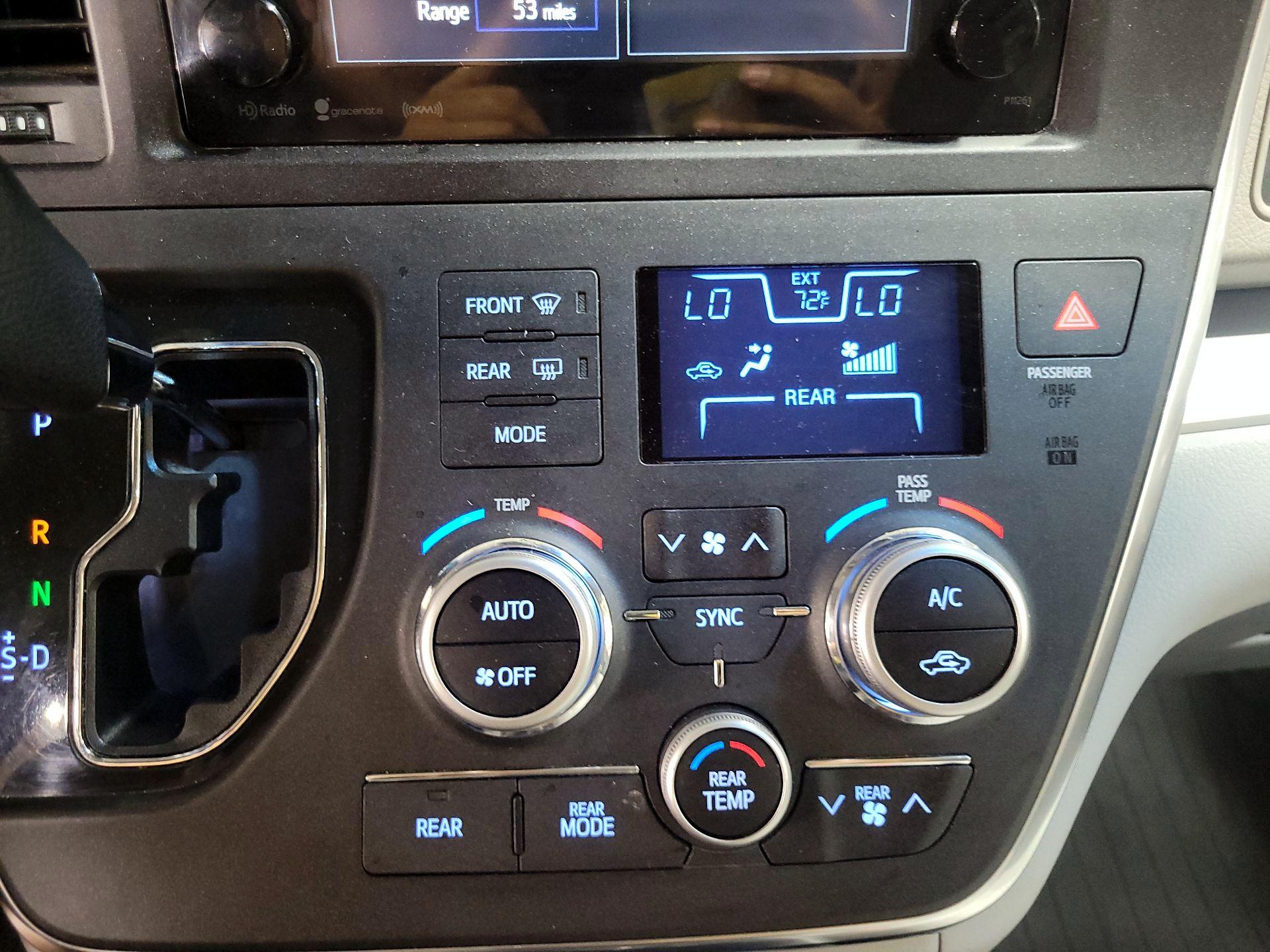Thumbnail: 2017 Toyota Sienna - 16