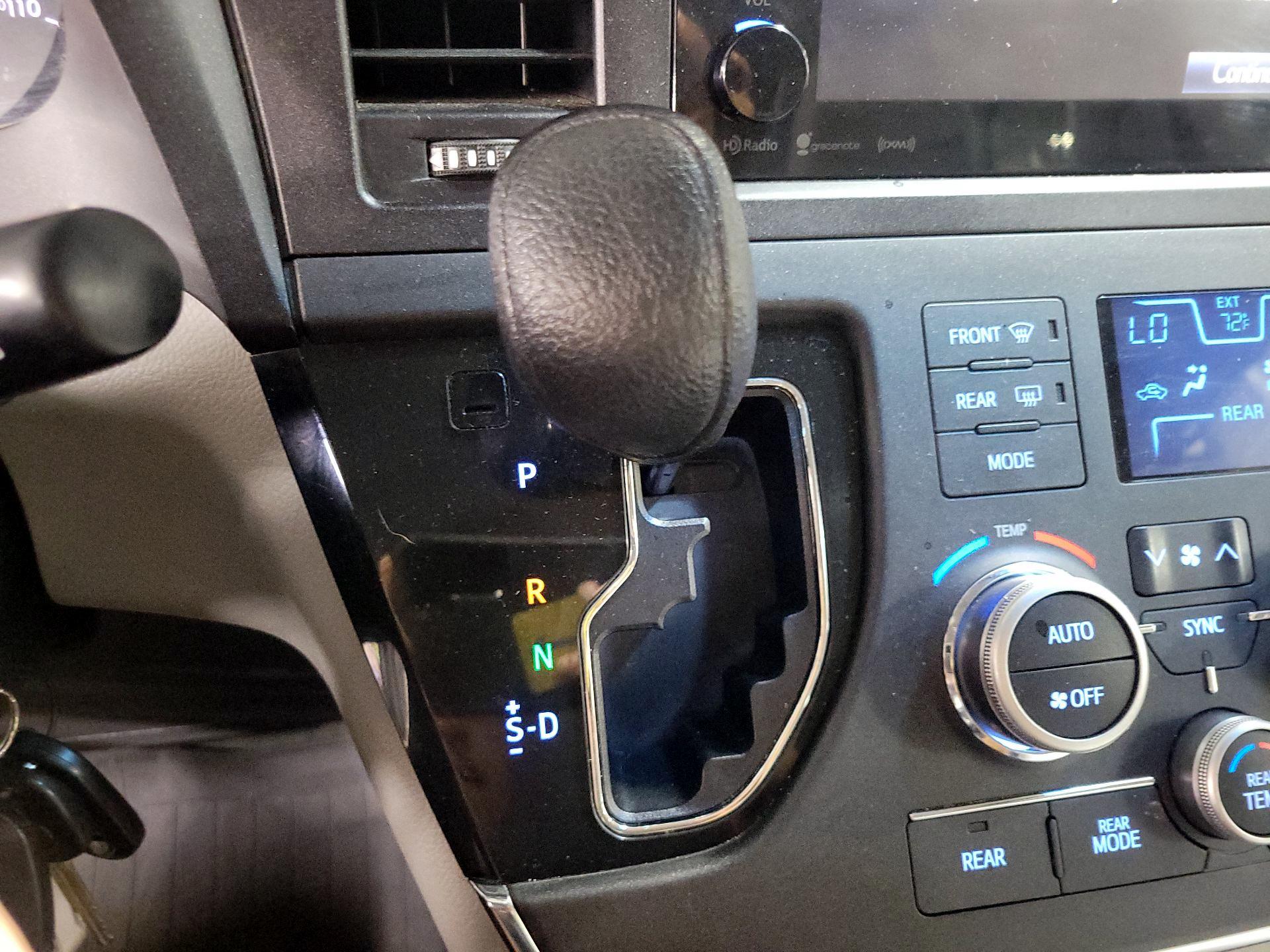Thumbnail: 2017 Toyota Sienna - 17