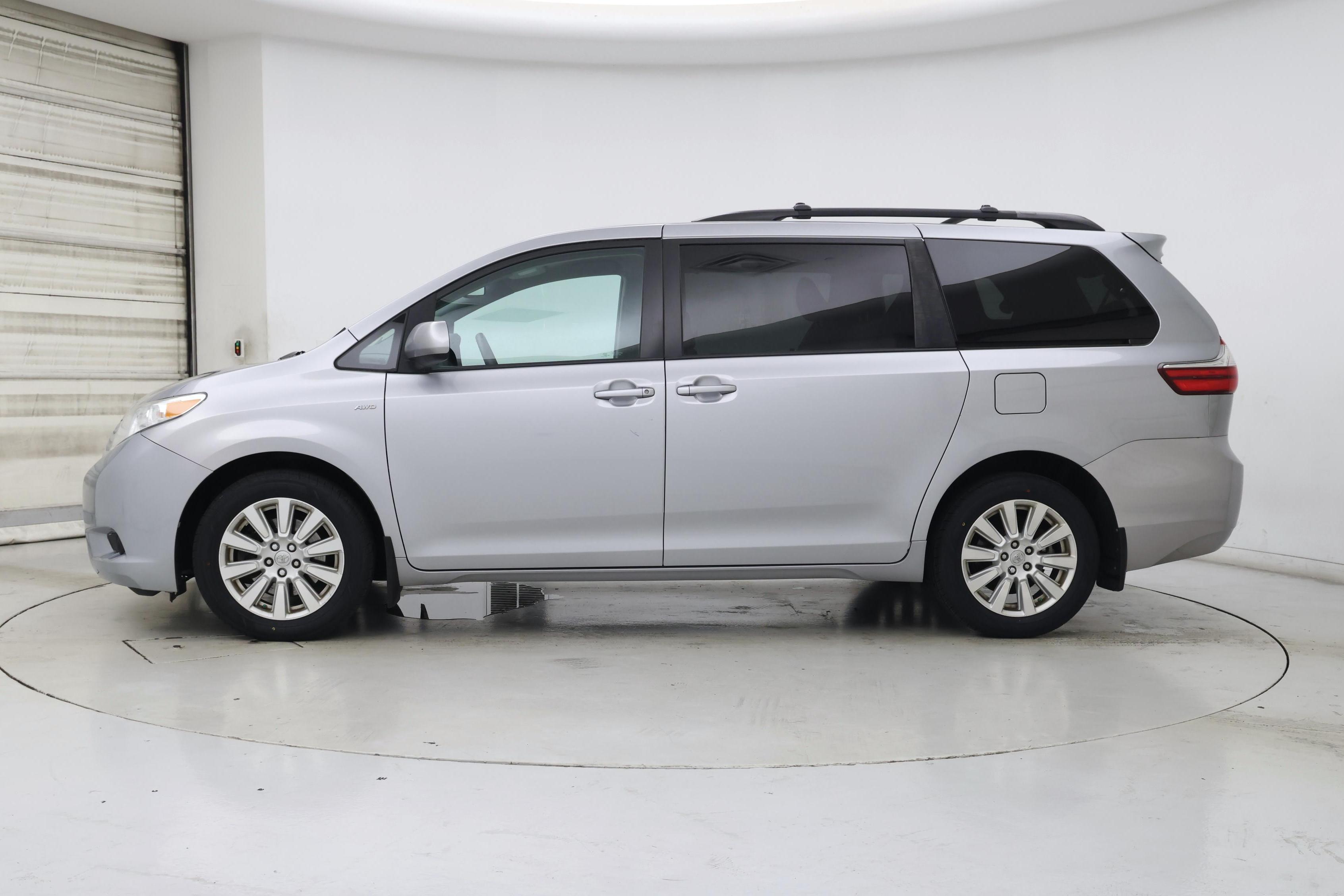Thumbnail: 2017 Toyota Sienna - 3