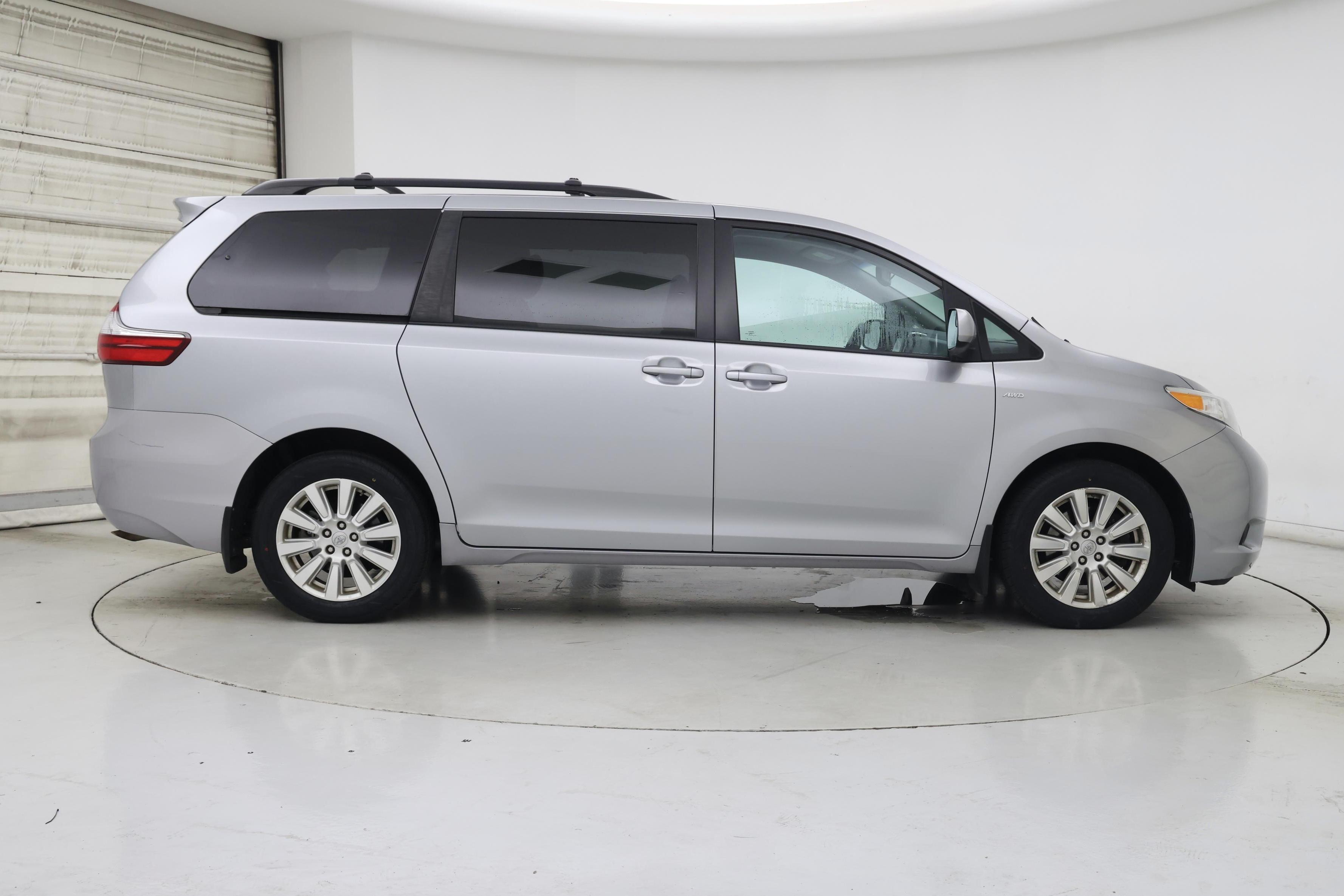 Thumbnail: 2017 Toyota Sienna - 7