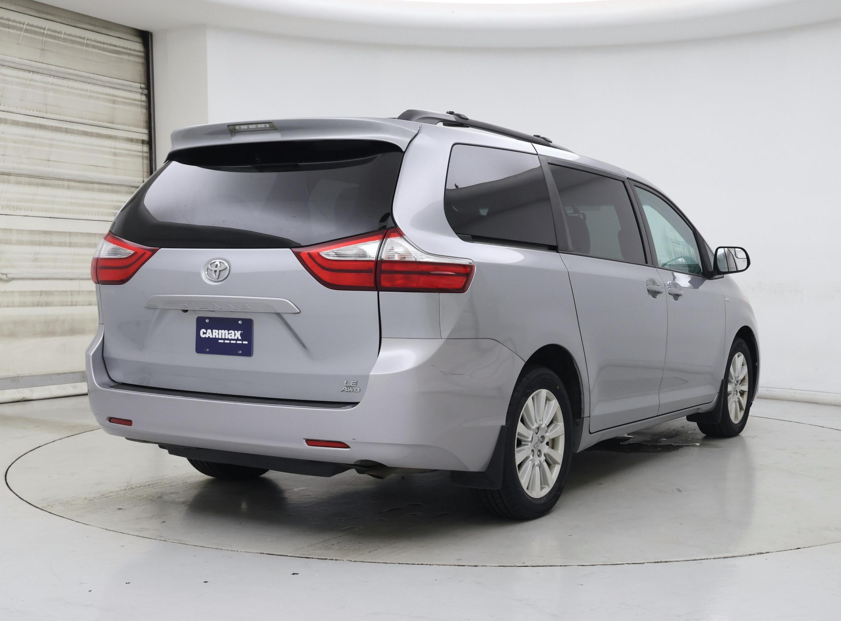 Thumbnail: 2017 Toyota Sienna - 8