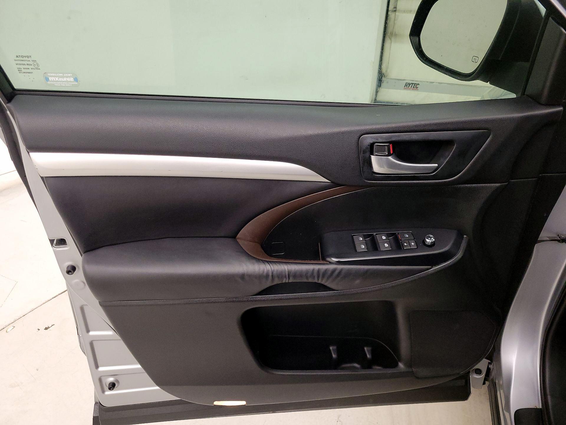 Thumbnail: 2016 Toyota Highlander - 12