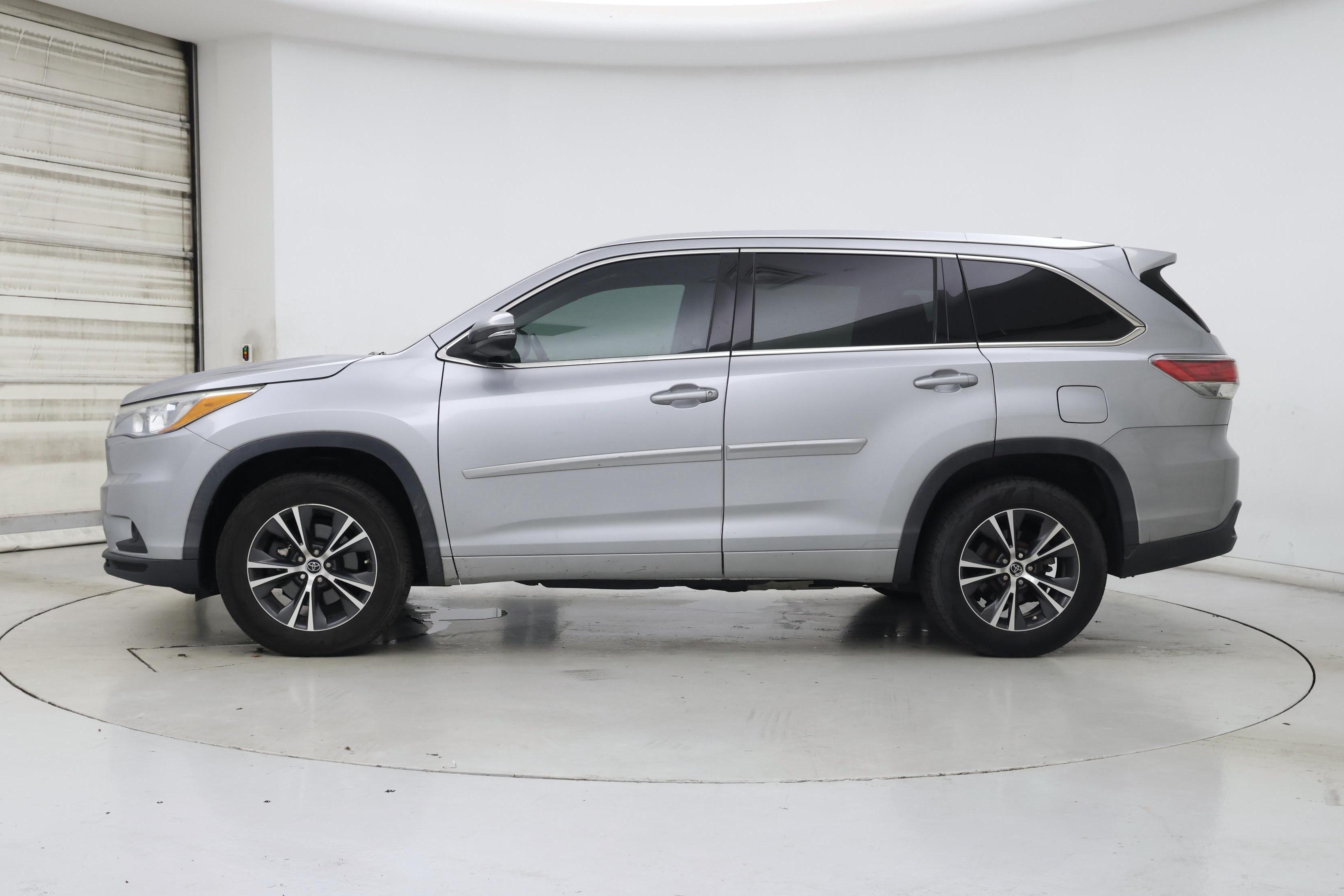 Thumbnail: 2016 Toyota Highlander - 3
