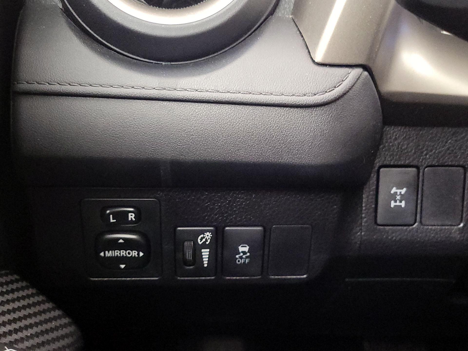 Thumbnail: 2015 Toyota RAV4 - 13