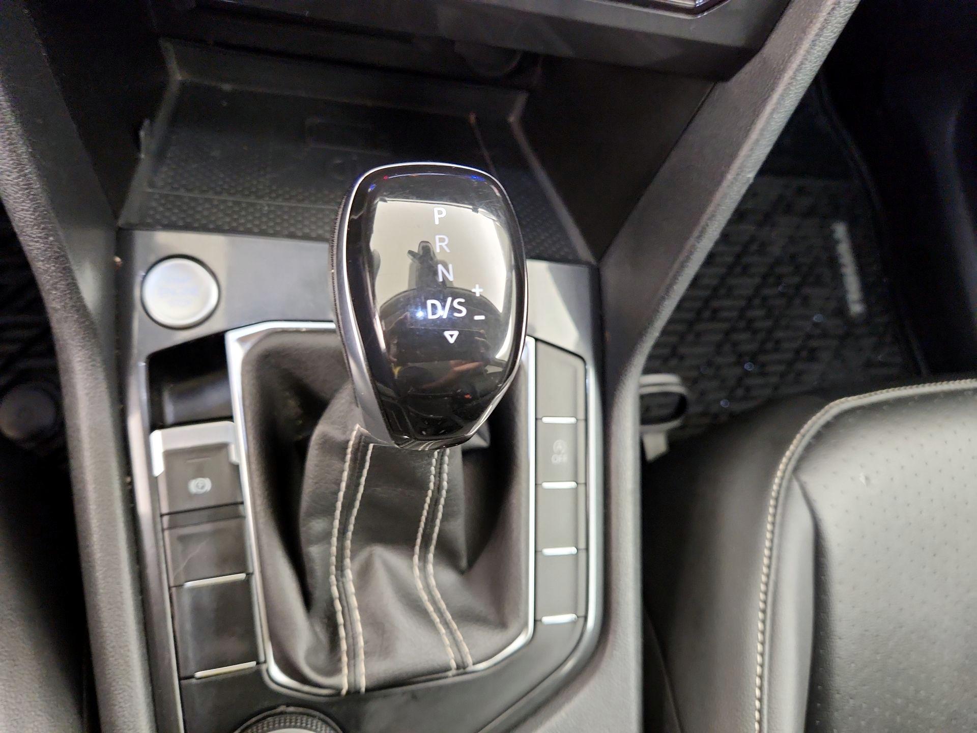 Thumbnail: 2022 Volkswagen Tiguan - 17