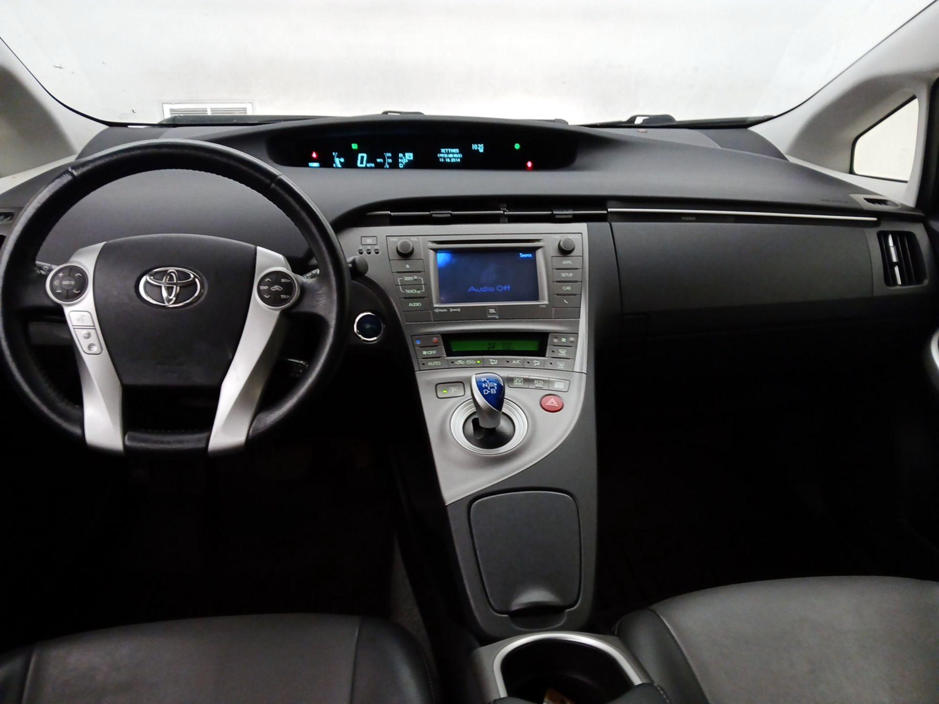 Thumbnail: 2015 Toyota Prius - 9