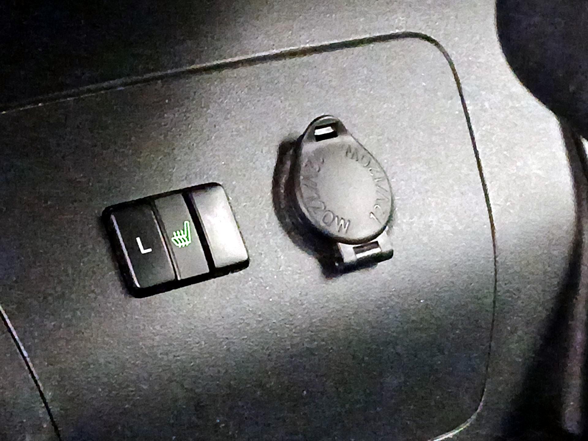Thumbnail: 2015 Toyota Prius - 18