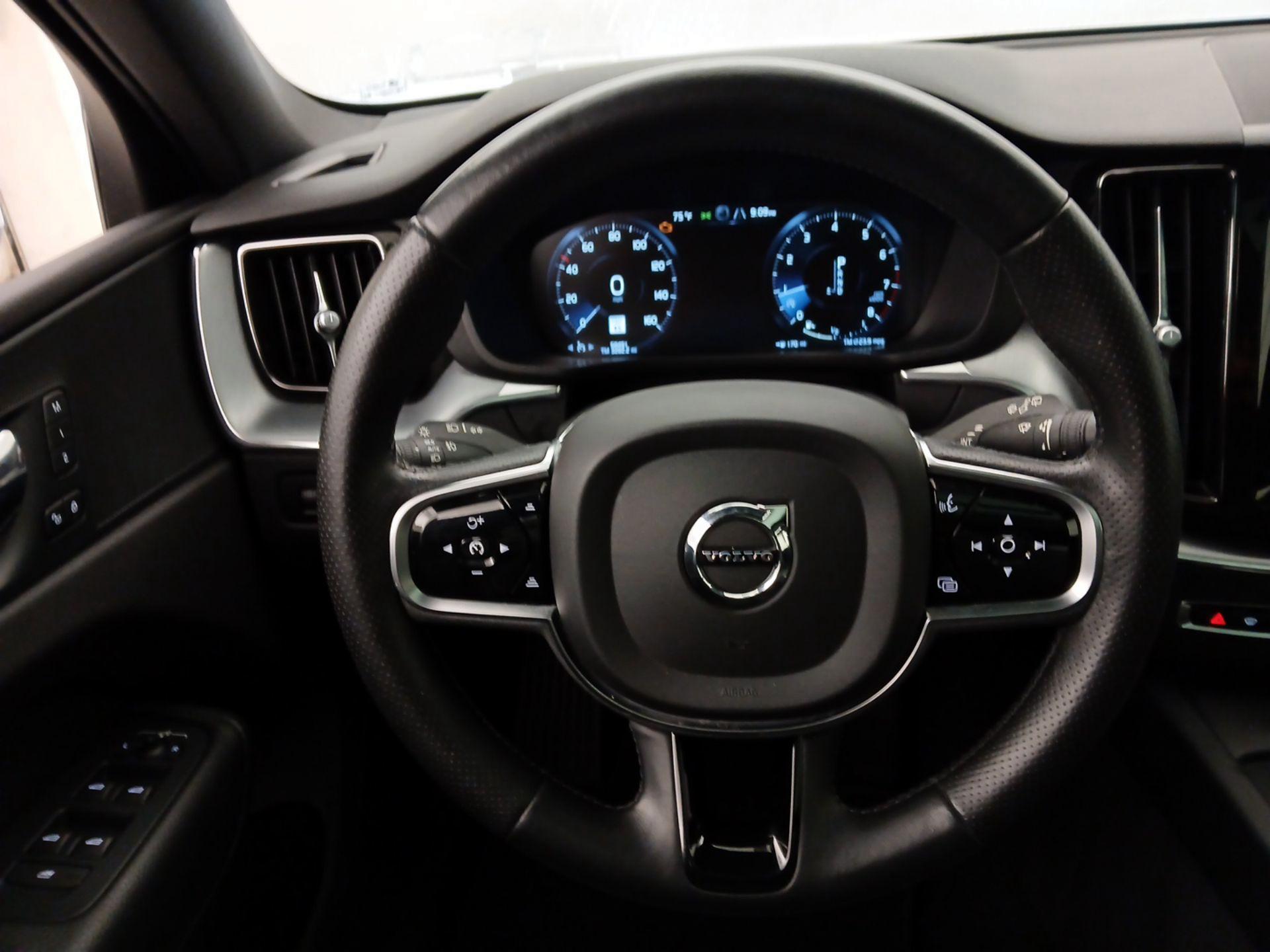 Thumbnail: 2018 Volvo XC60 - 10