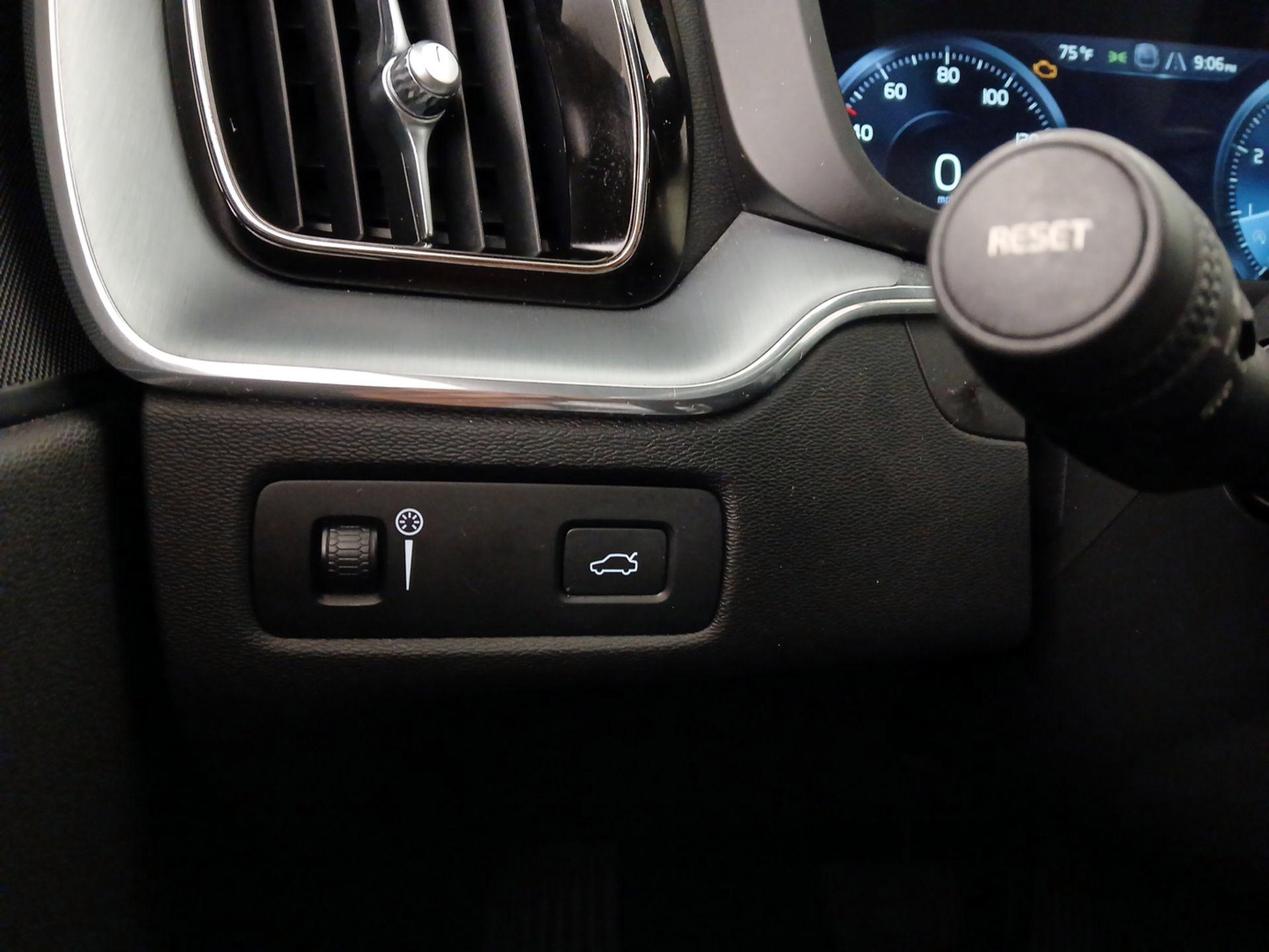 Thumbnail: 2018 Volvo XC60 - 13