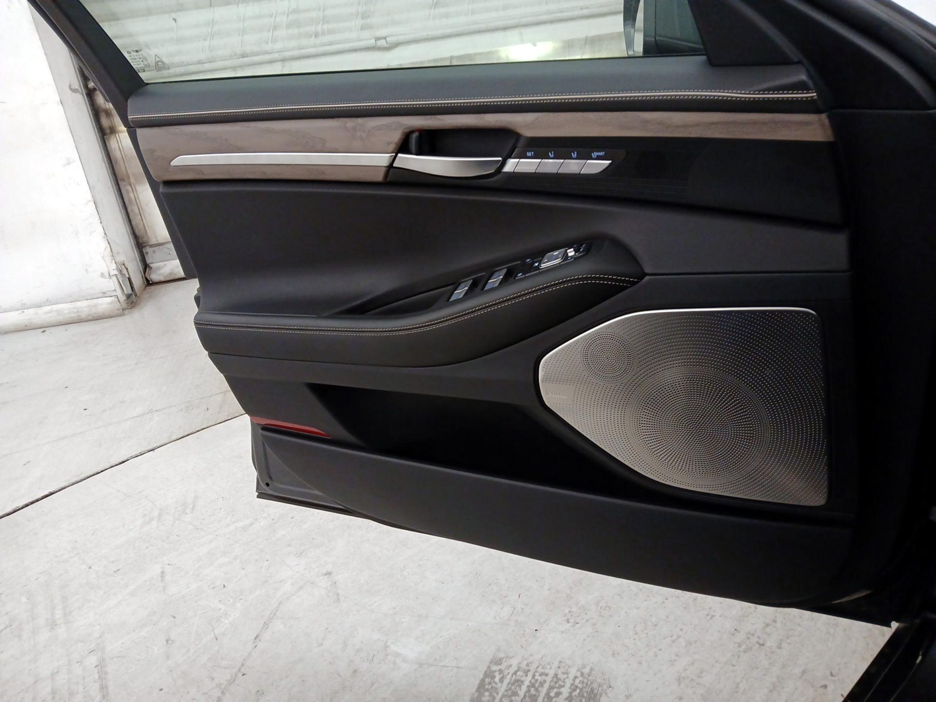 Thumbnail: 2021 Genesis G90 - 12