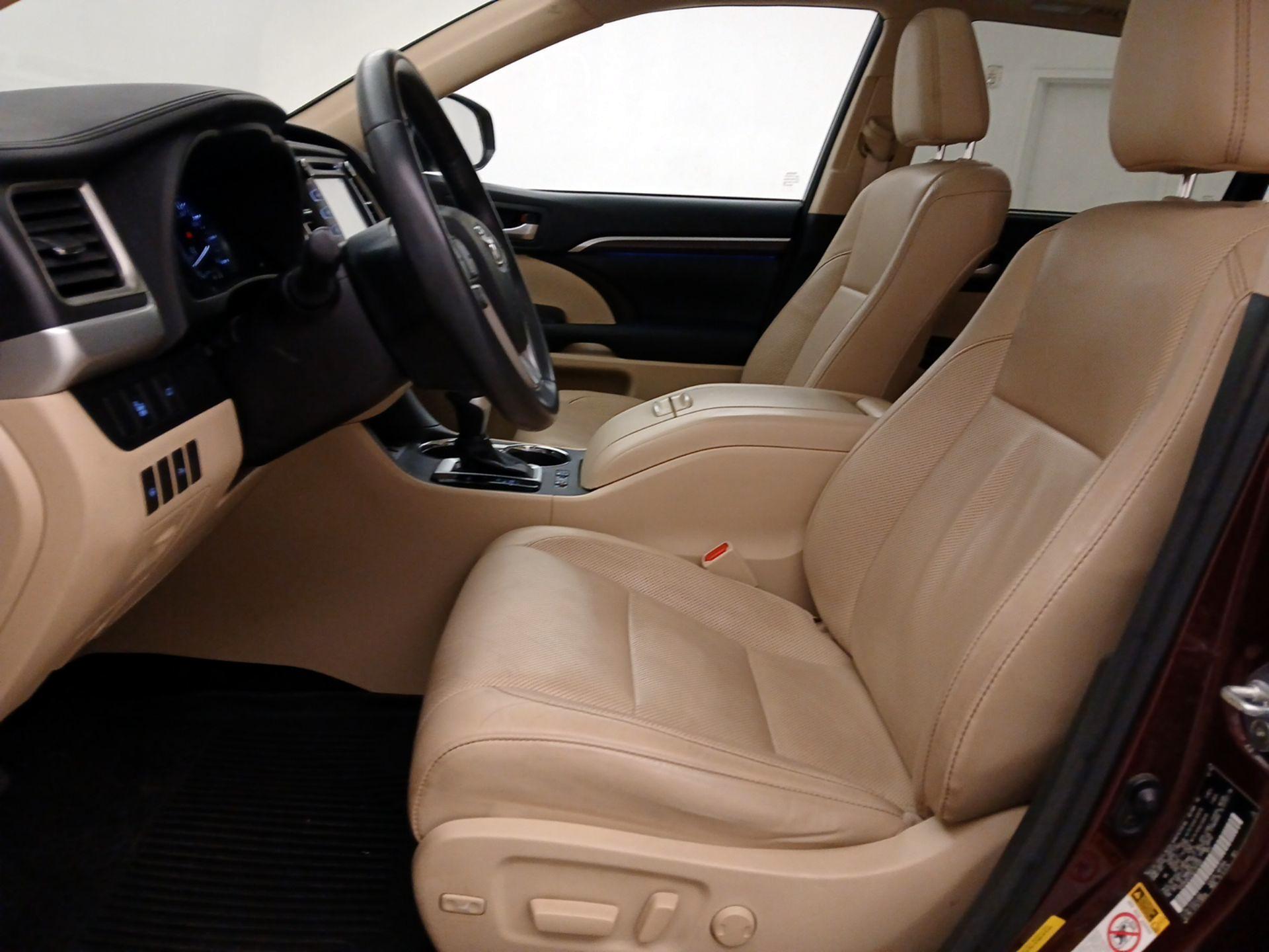 Thumbnail: 2016 Toyota Highlander - 9
