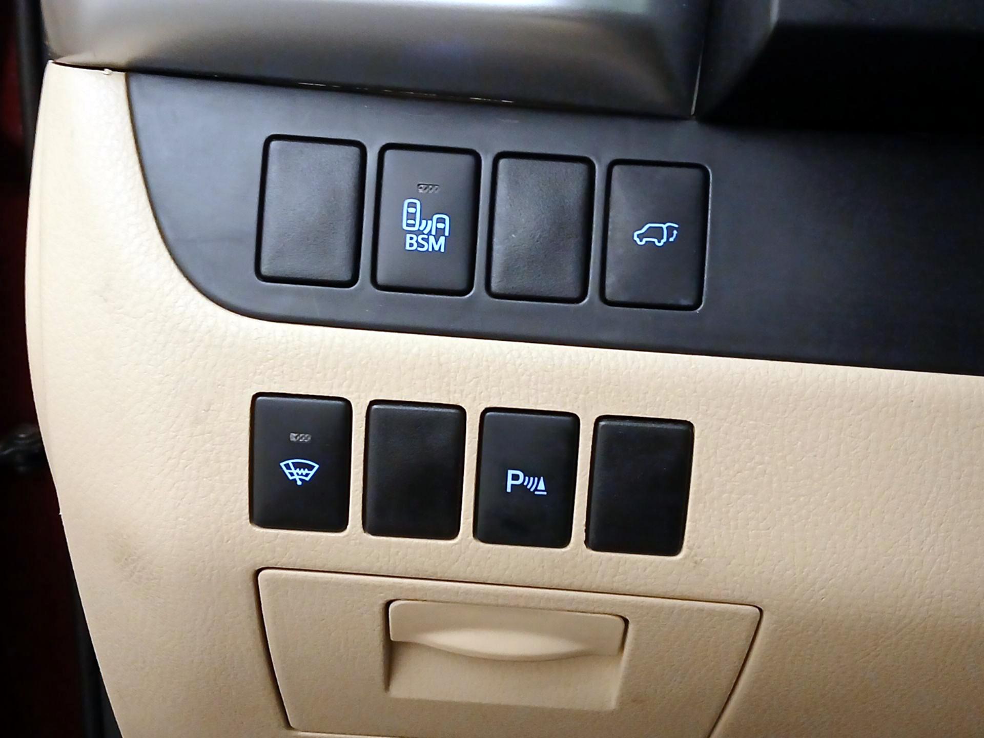 Thumbnail: 2016 Toyota Highlander - 11