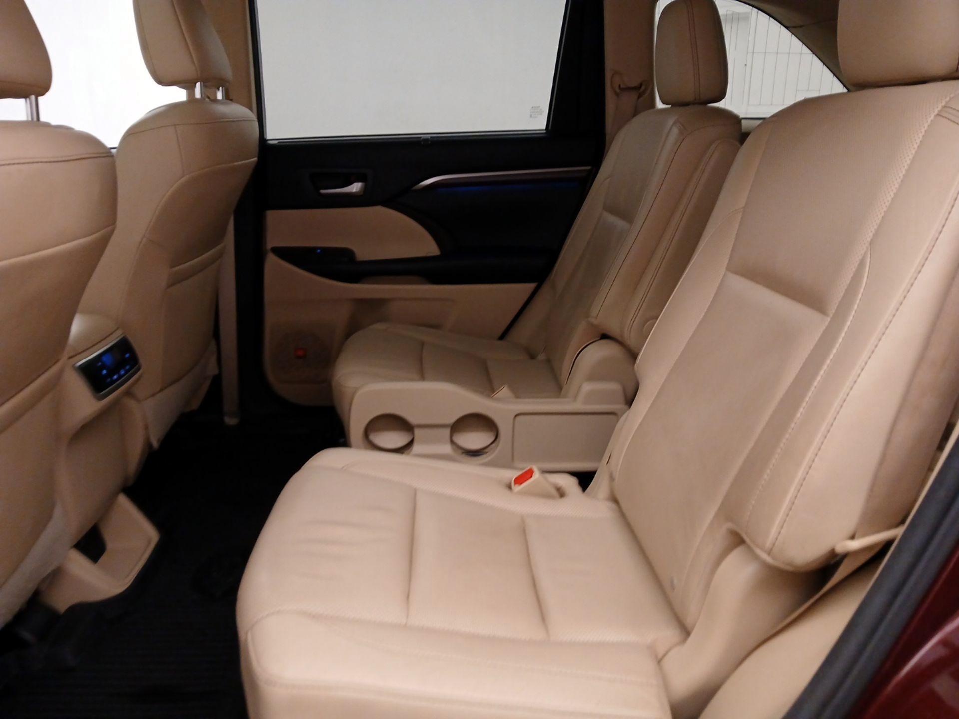 Thumbnail: 2016 Toyota Highlander - 18