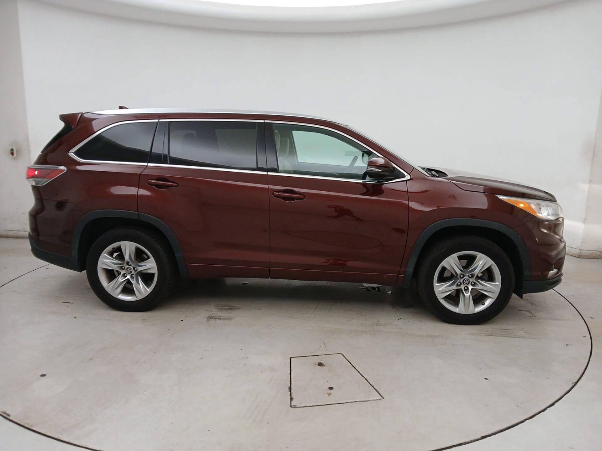 Thumbnail: 2016 Toyota Highlander - 4