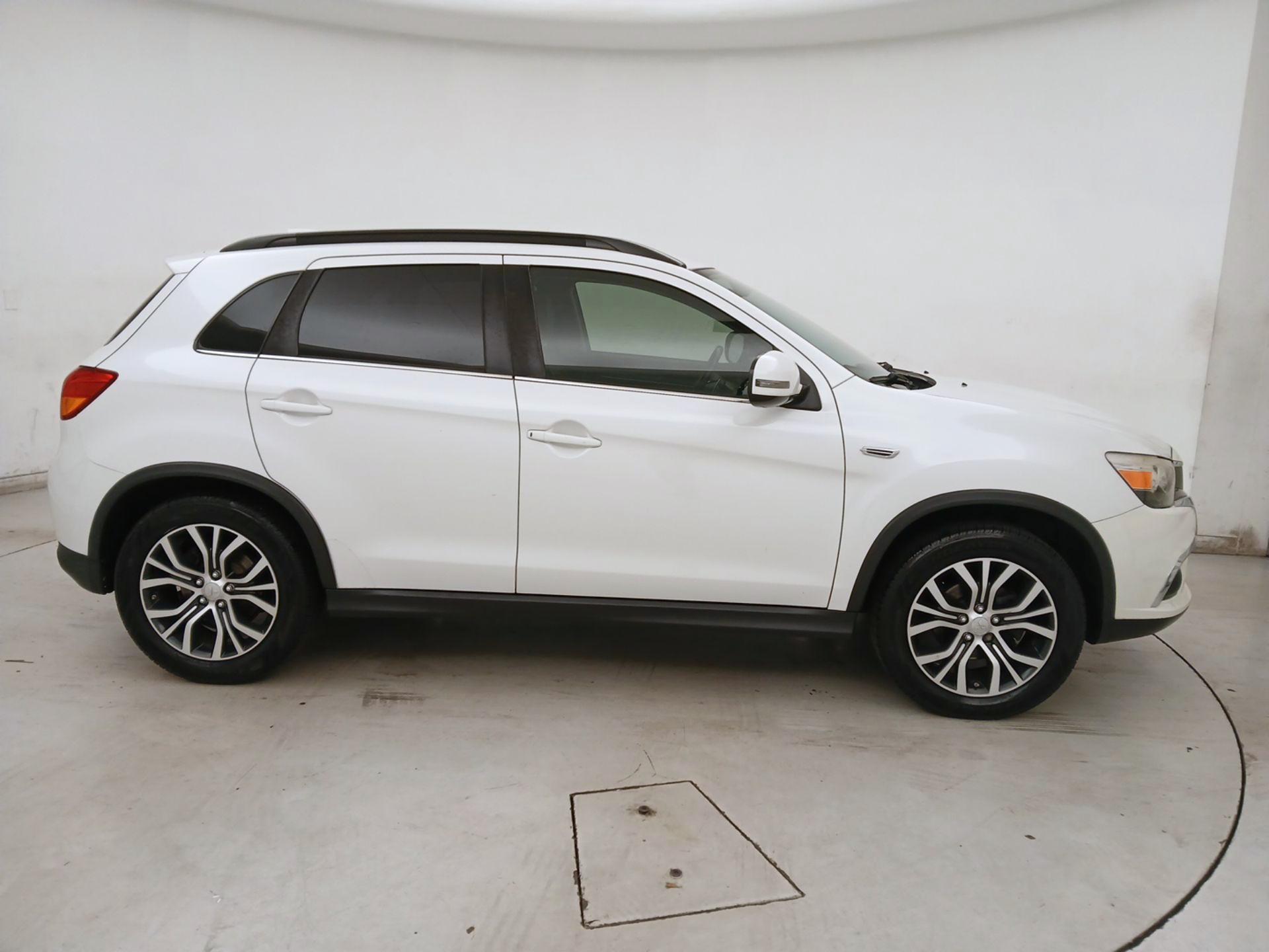 Thumbnail: 2017 Mitsubishi Outlander Sport - 4