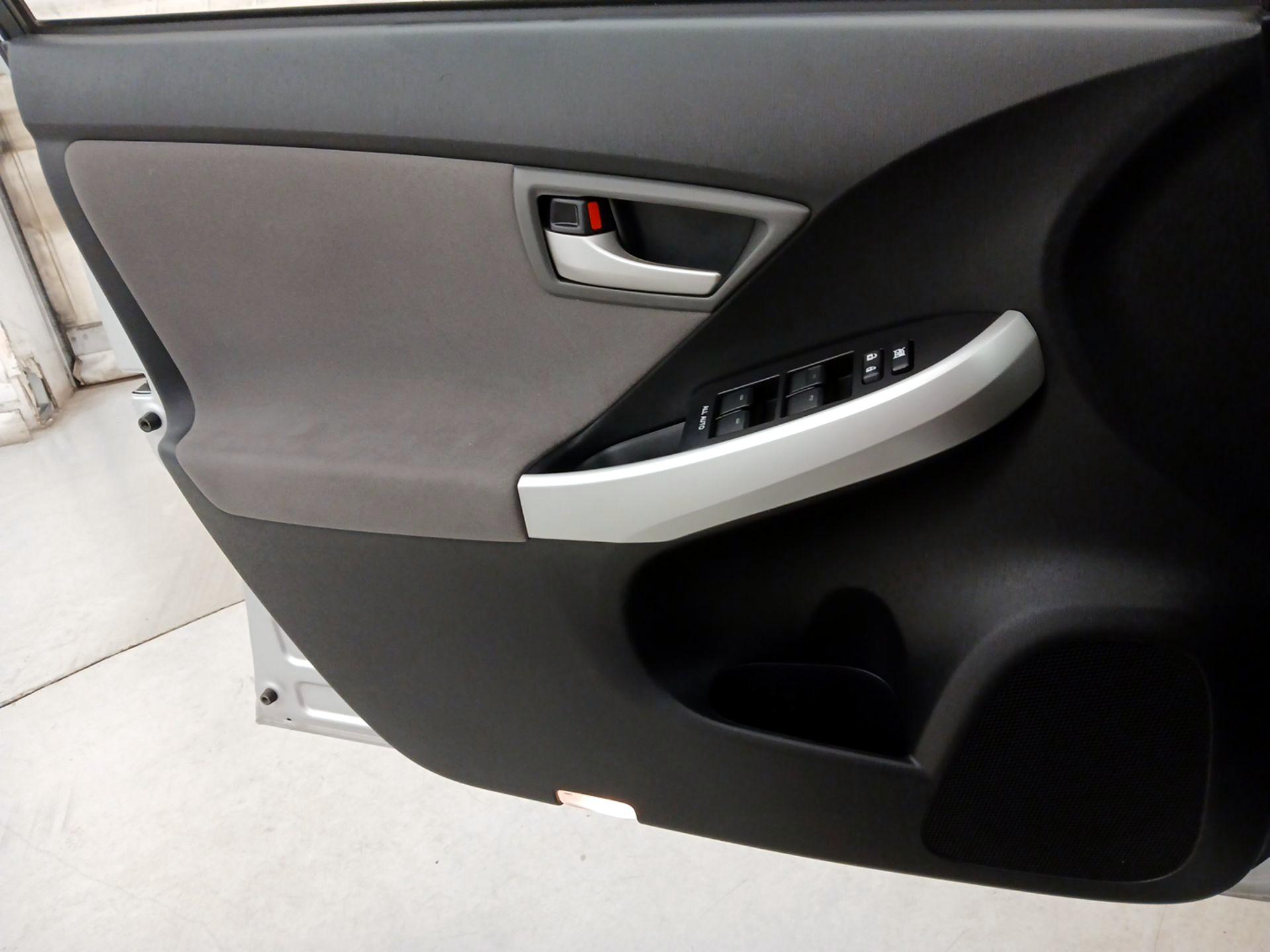 Thumbnail: 2015 Toyota Prius - 12