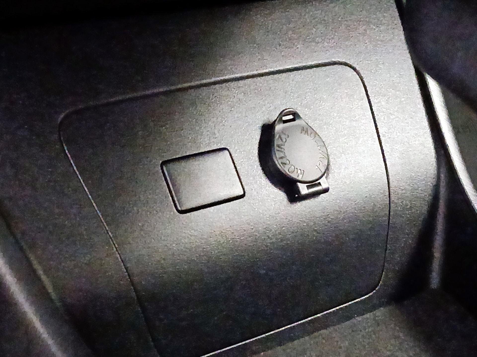 Thumbnail: 2015 Toyota Prius - 17