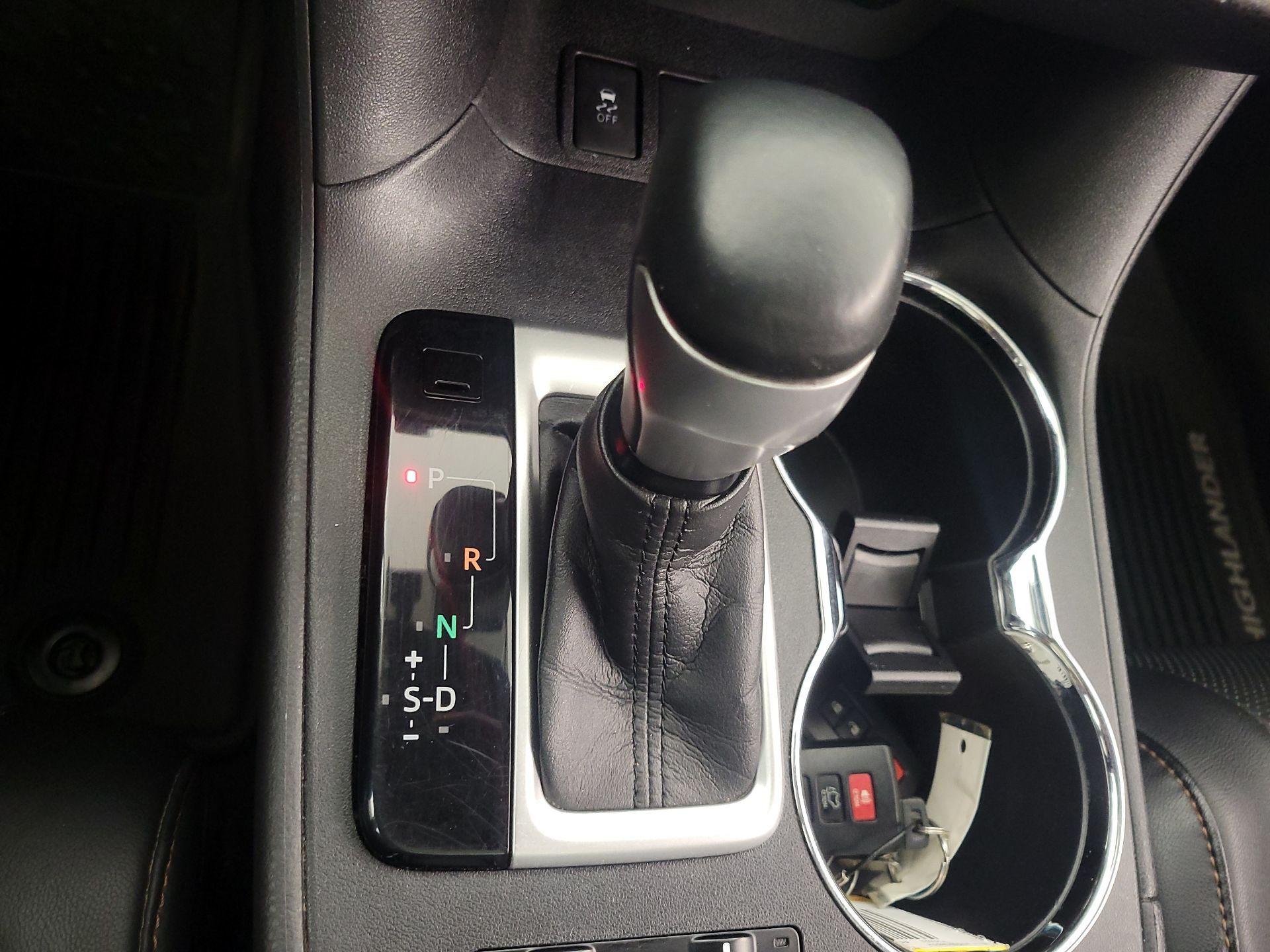 Thumbnail: 2016 Toyota Highlander - 17