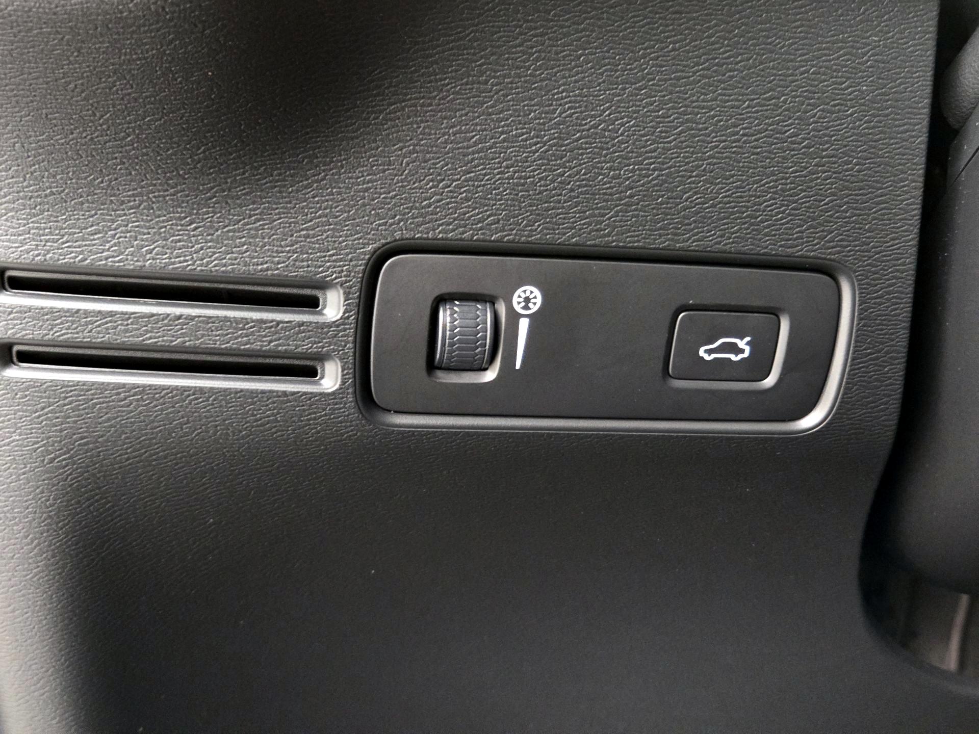 Thumbnail: 2021 Volvo XC40 - 13