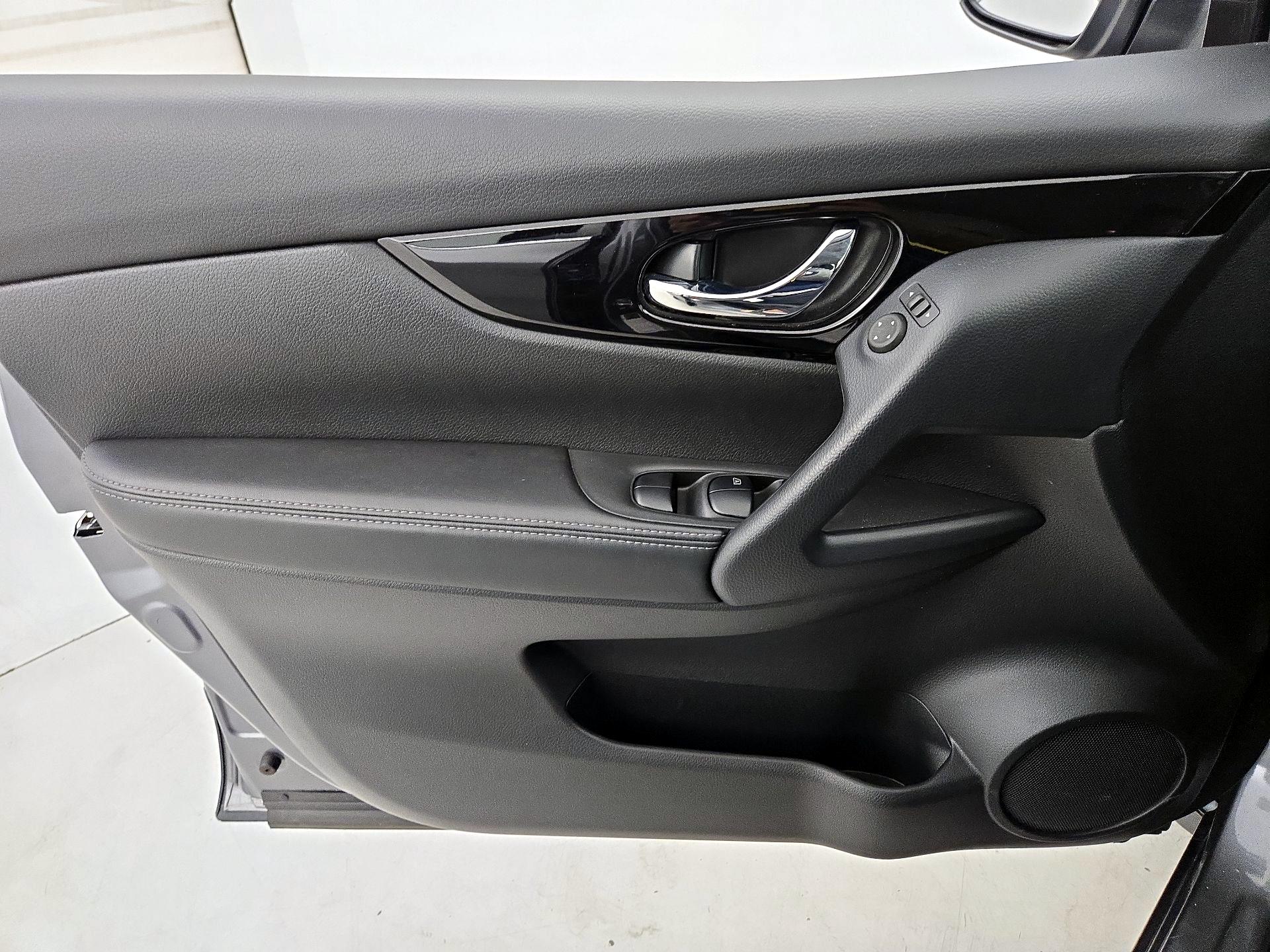 Thumbnail: 2021 Nissan Rogue Sport - 12