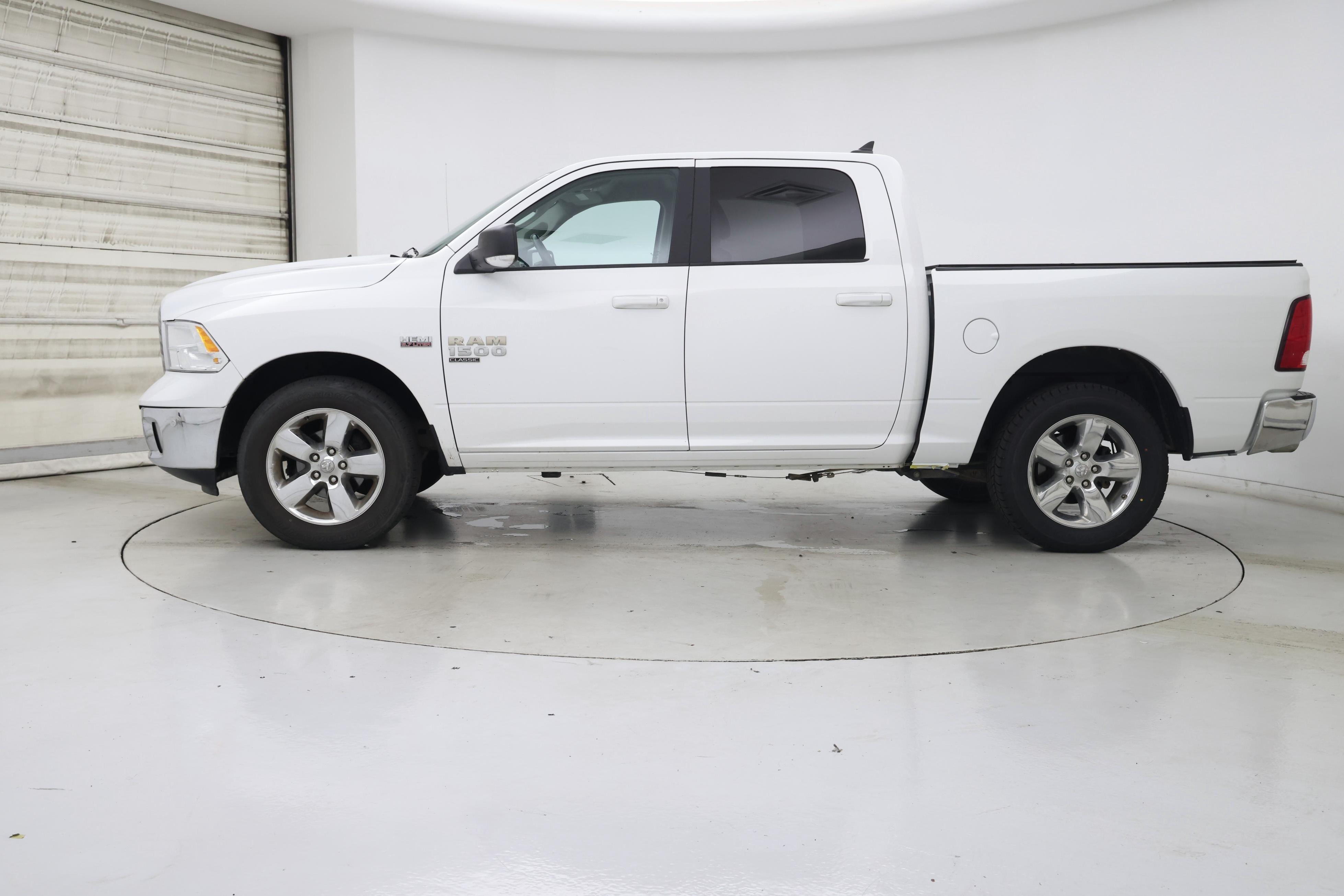 Thumbnail: 2019 RAM 1500 Classic - 3