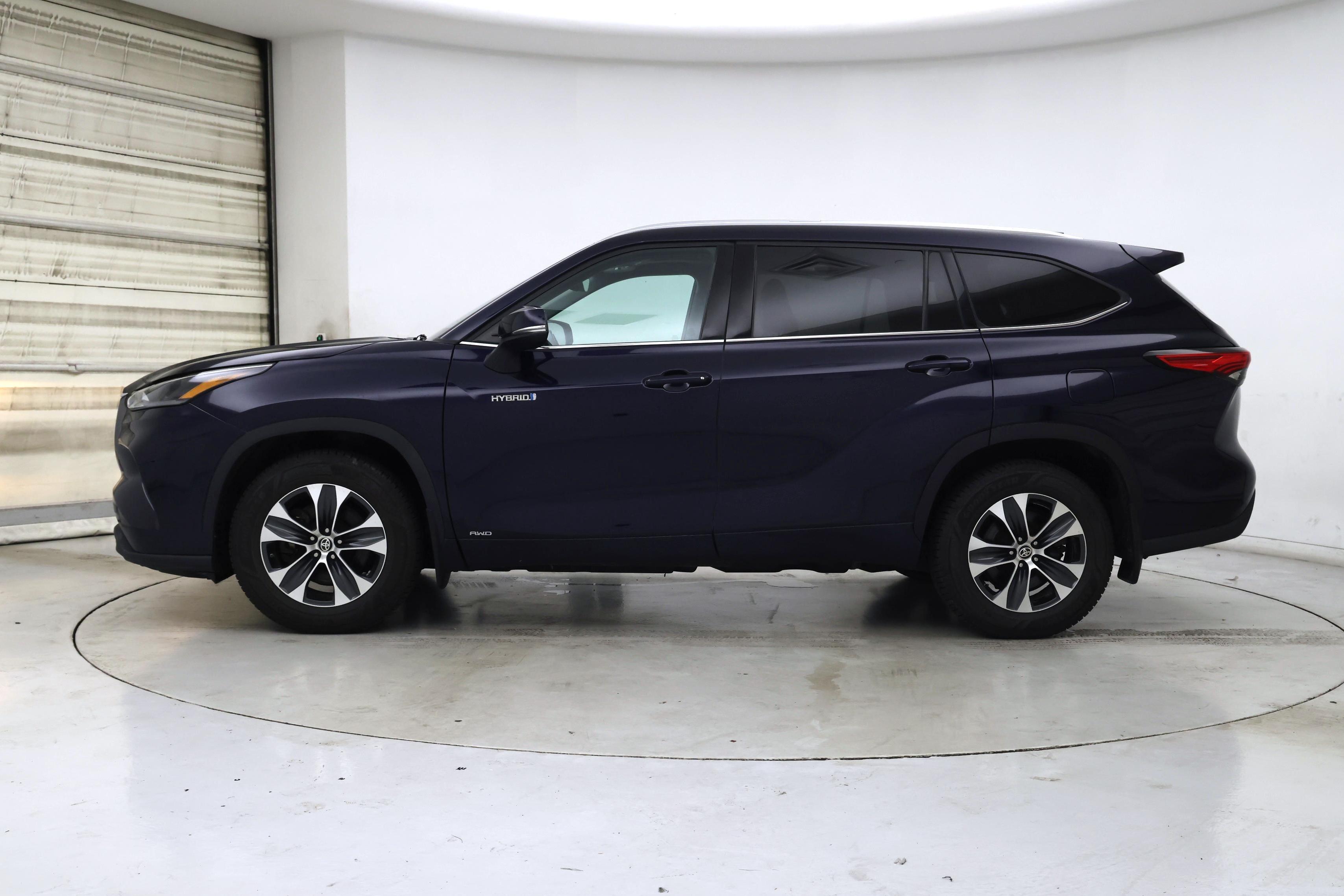 Thumbnail: 2021 Toyota Highlander - 3