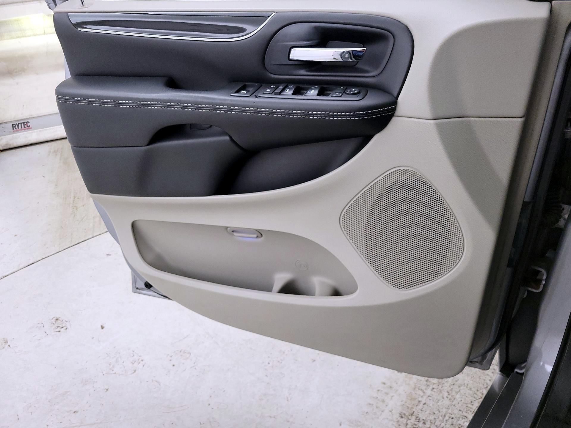 Thumbnail: 2018 Dodge Grand Caravan - 12