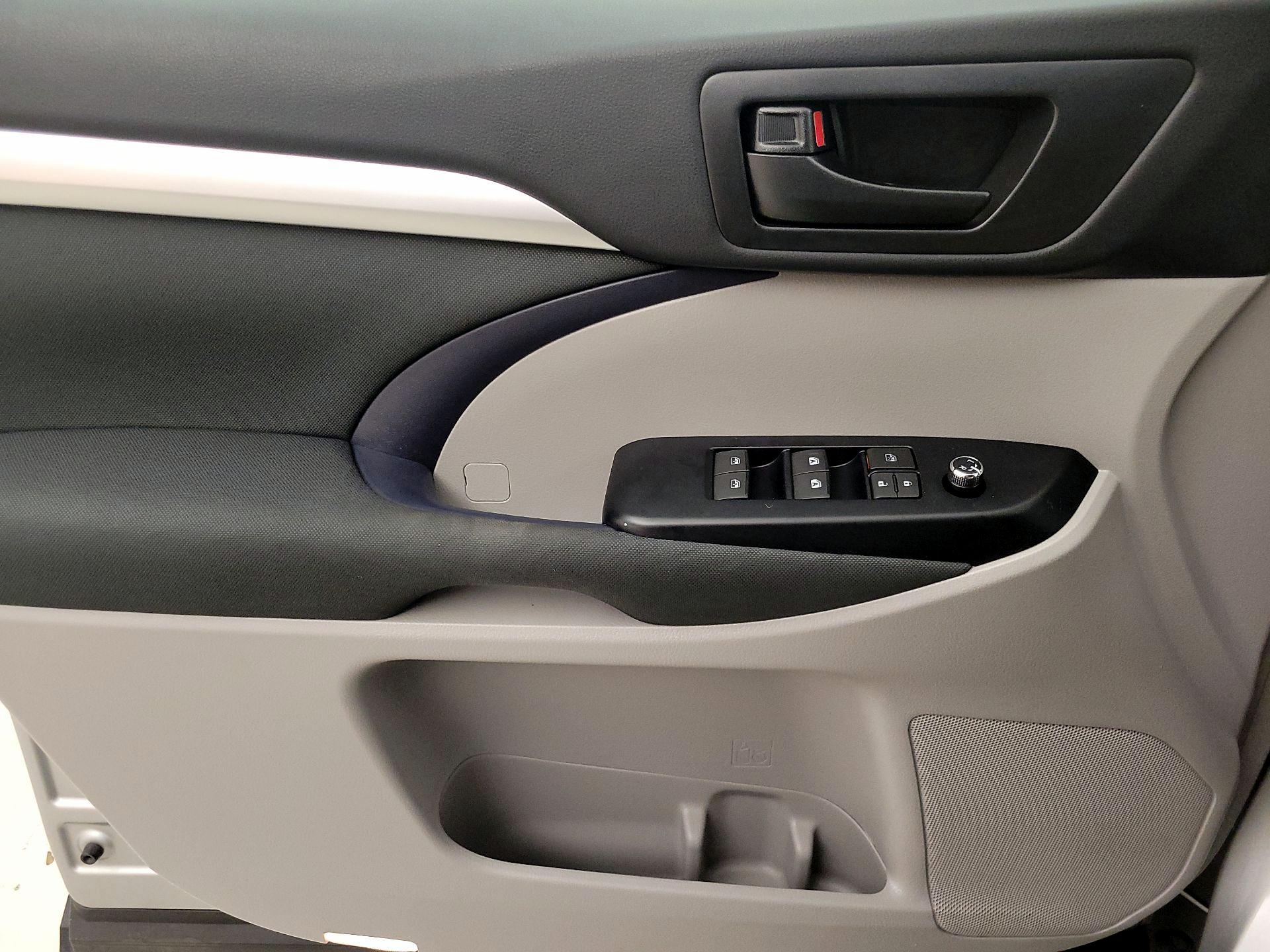 Thumbnail: 2019 Toyota Highlander - 12