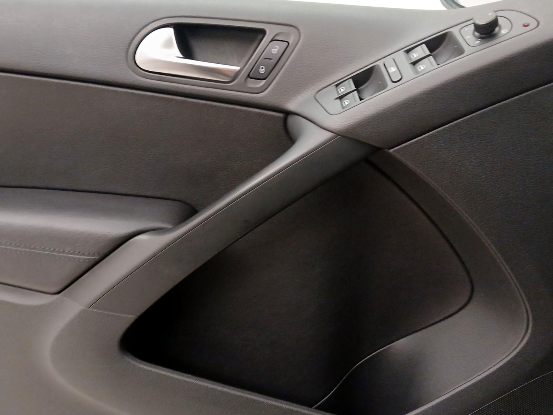 Thumbnail: 2015 Volkswagen Tiguan - 10