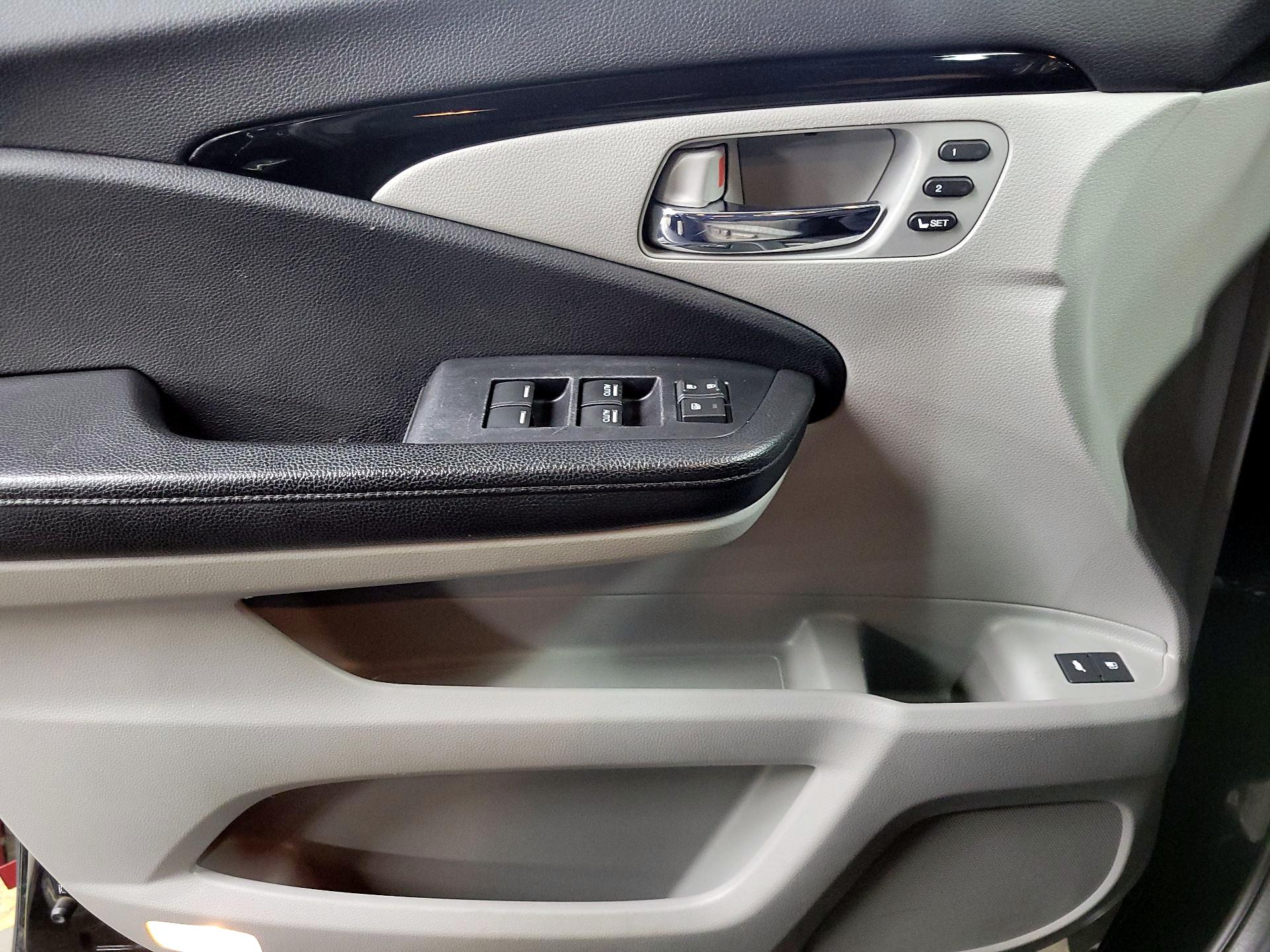 Thumbnail: 2018 Honda Pilot - 12