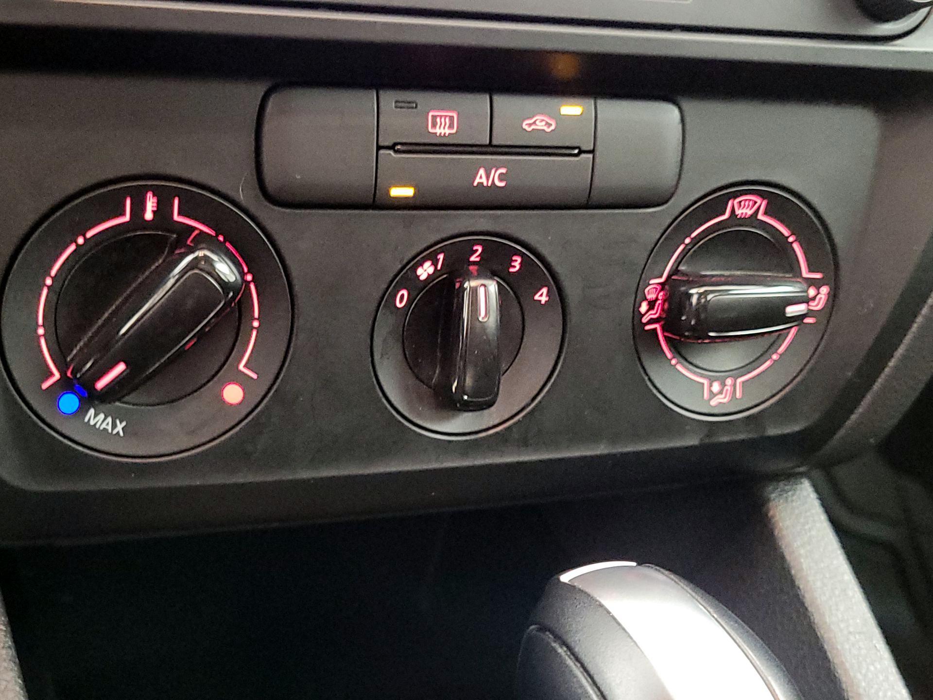Thumbnail: 2015 Volkswagen Jetta - 16