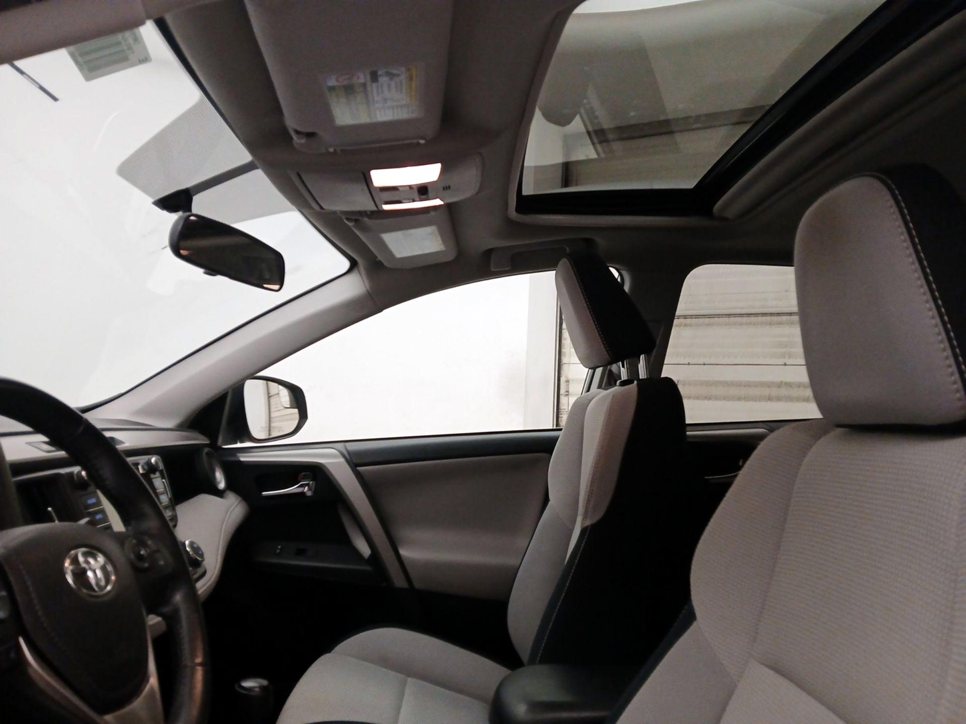 Thumbnail: 2016 Toyota RAV4 - 19