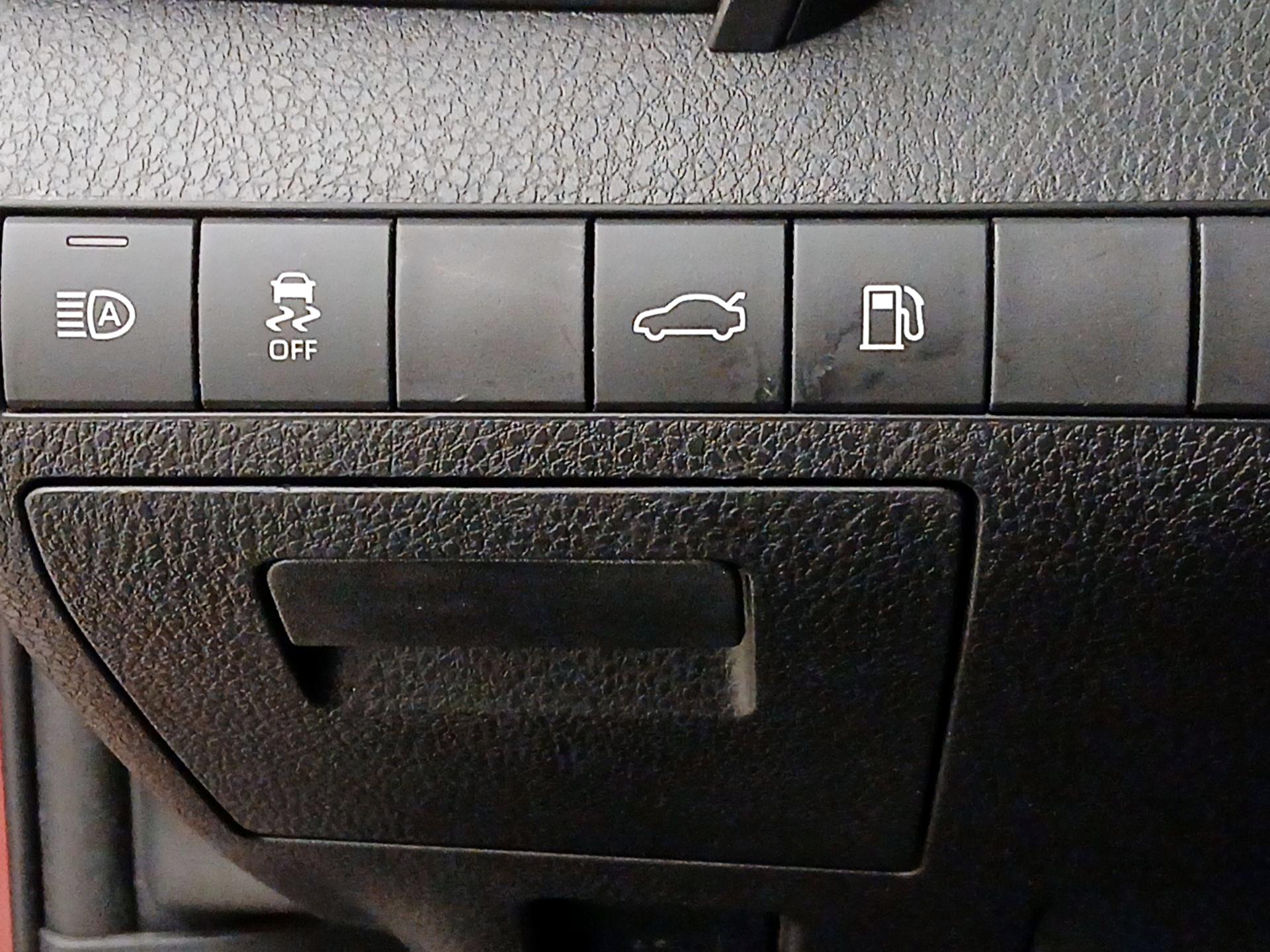 Thumbnail: 2018 Toyota Camry - 11