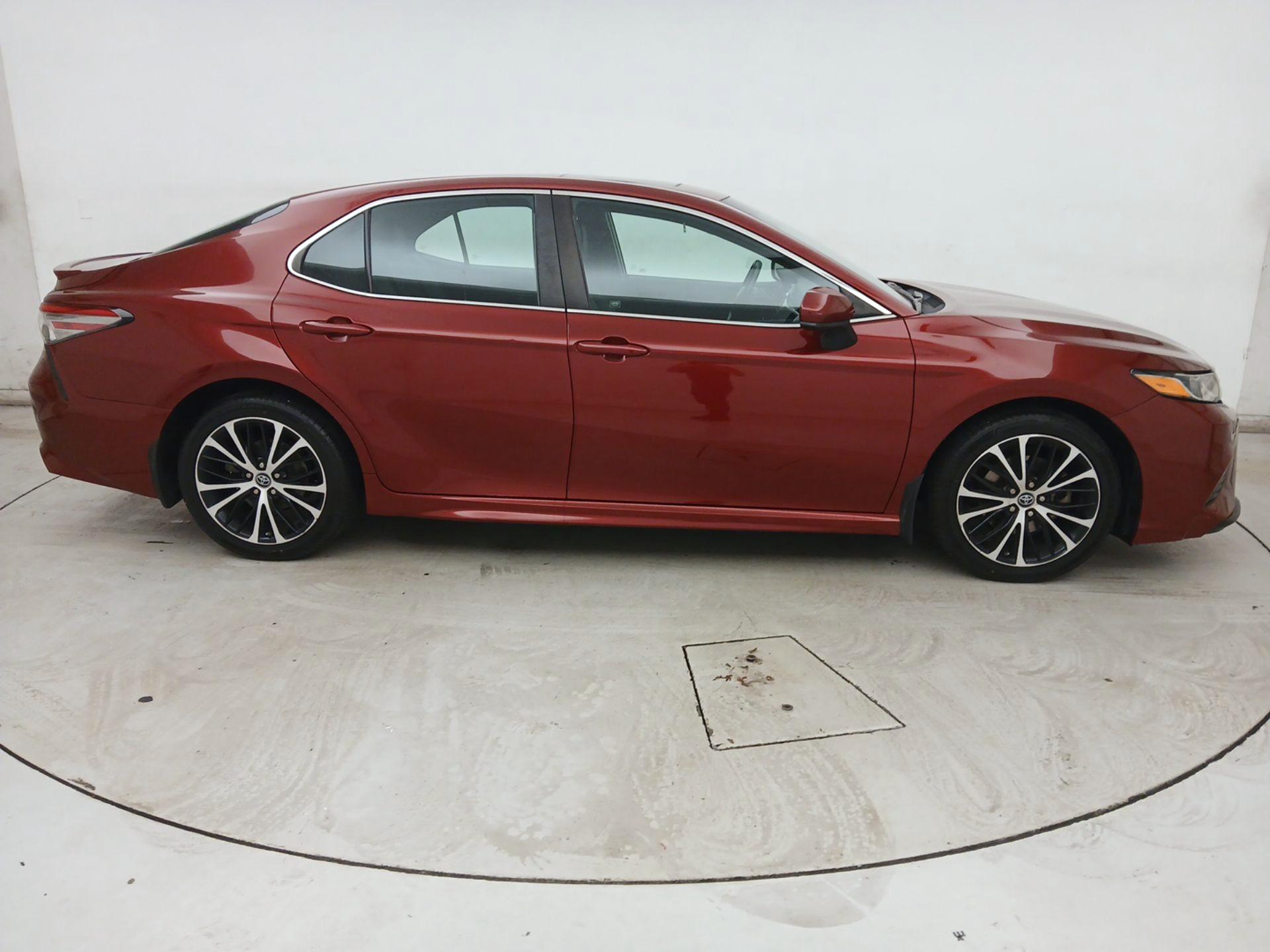 Thumbnail: 2018 Toyota Camry - 4