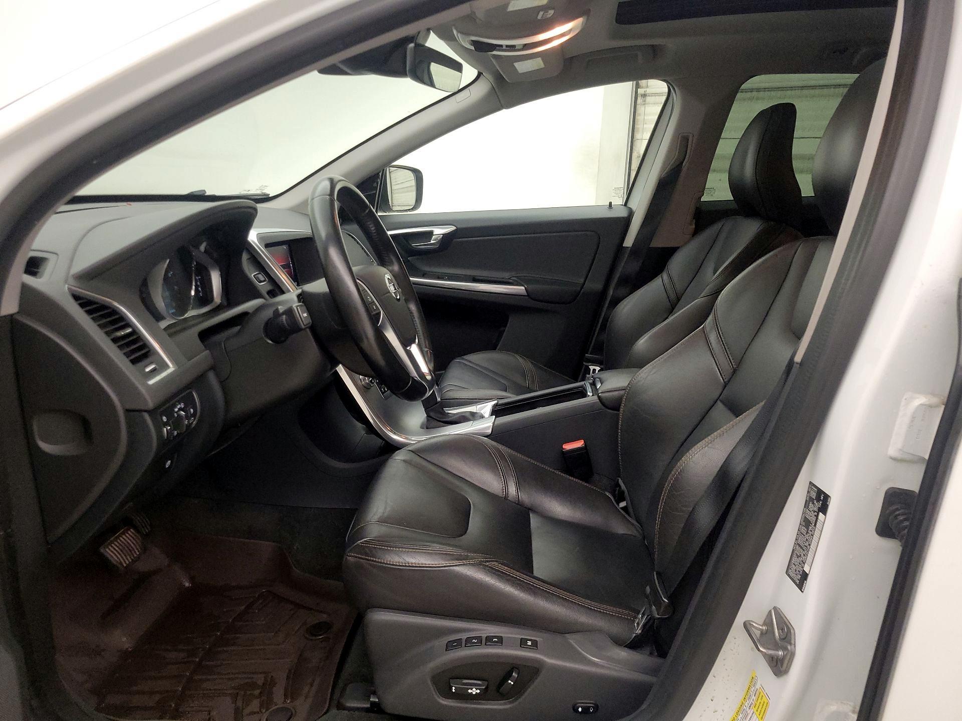 Thumbnail: 2017 Volvo XC60 - 11