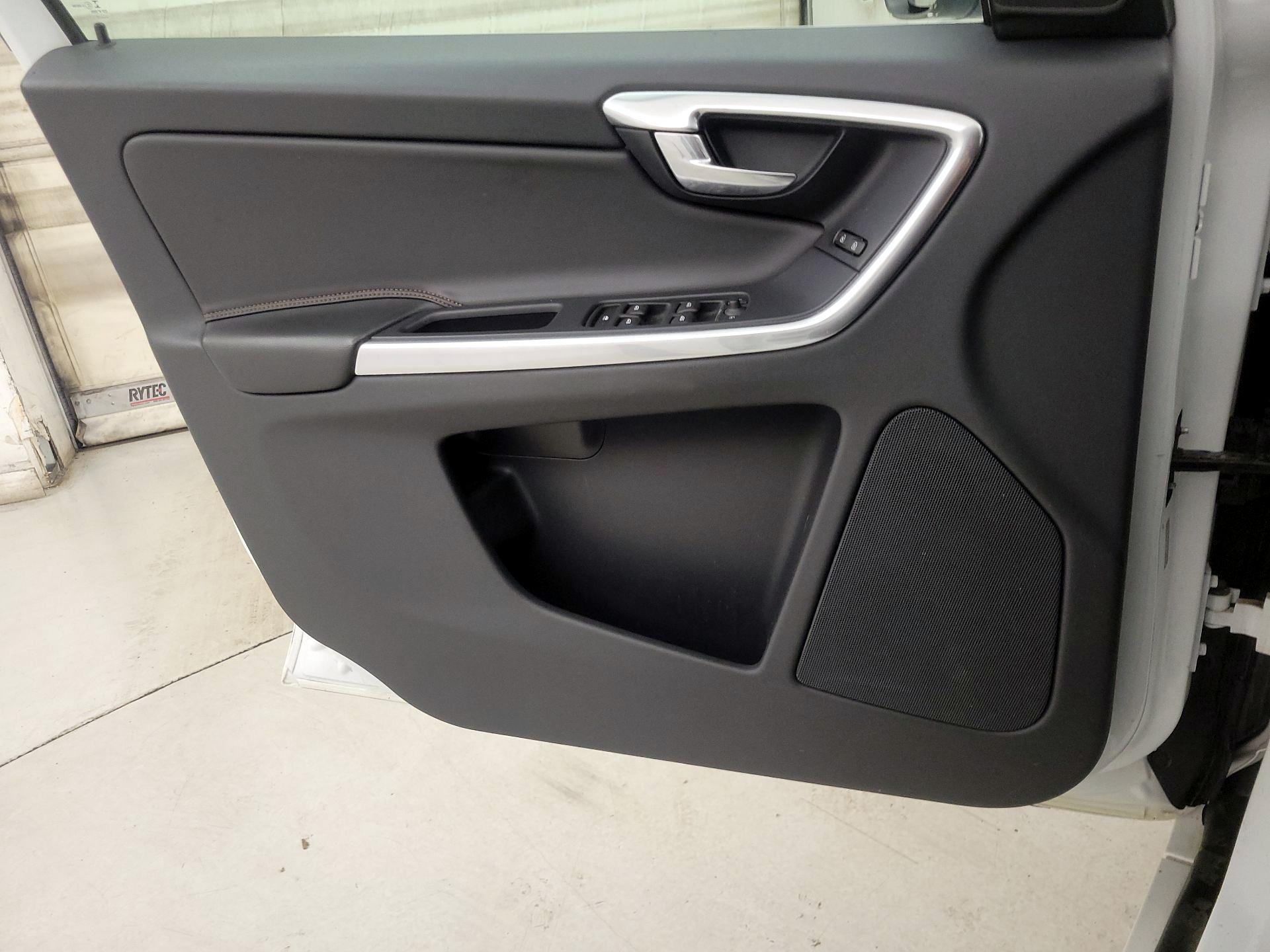 Thumbnail: 2017 Volvo XC60 - 12
