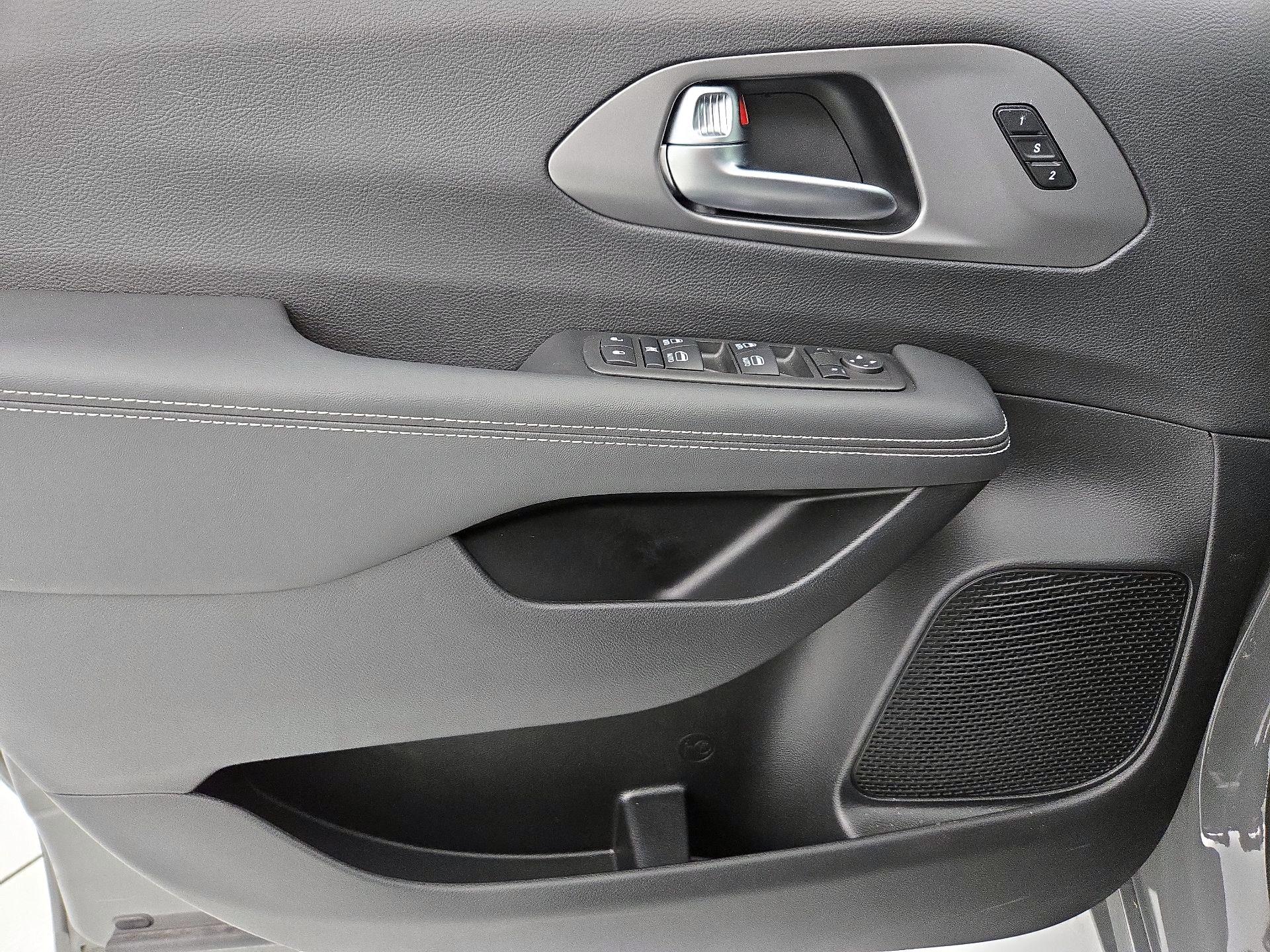 Thumbnail: 2025 Chrysler Pacifica - 12