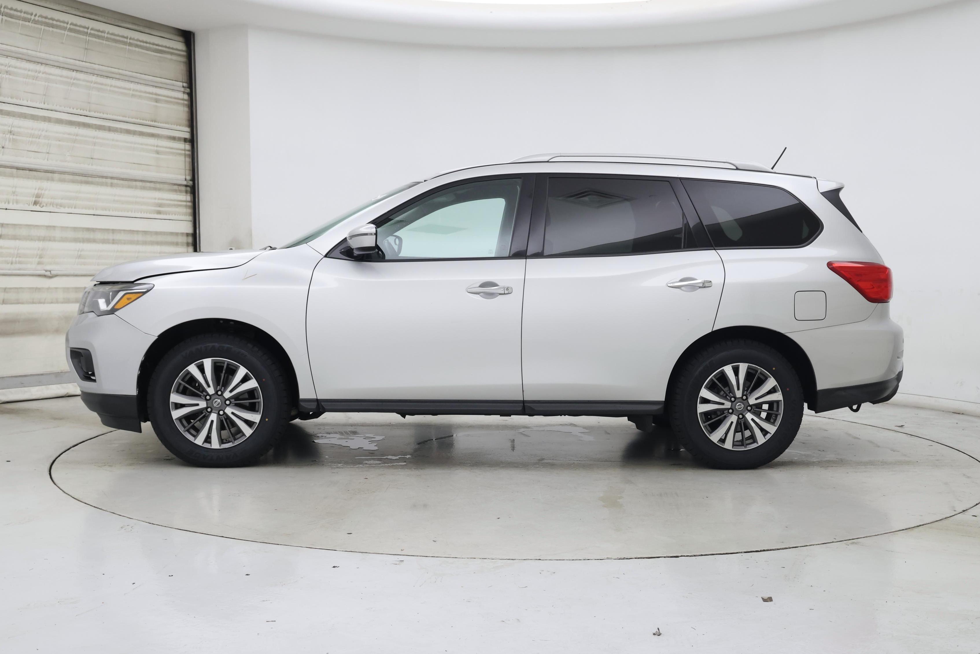 Thumbnail: 2017 Nissan Pathfinder - 3