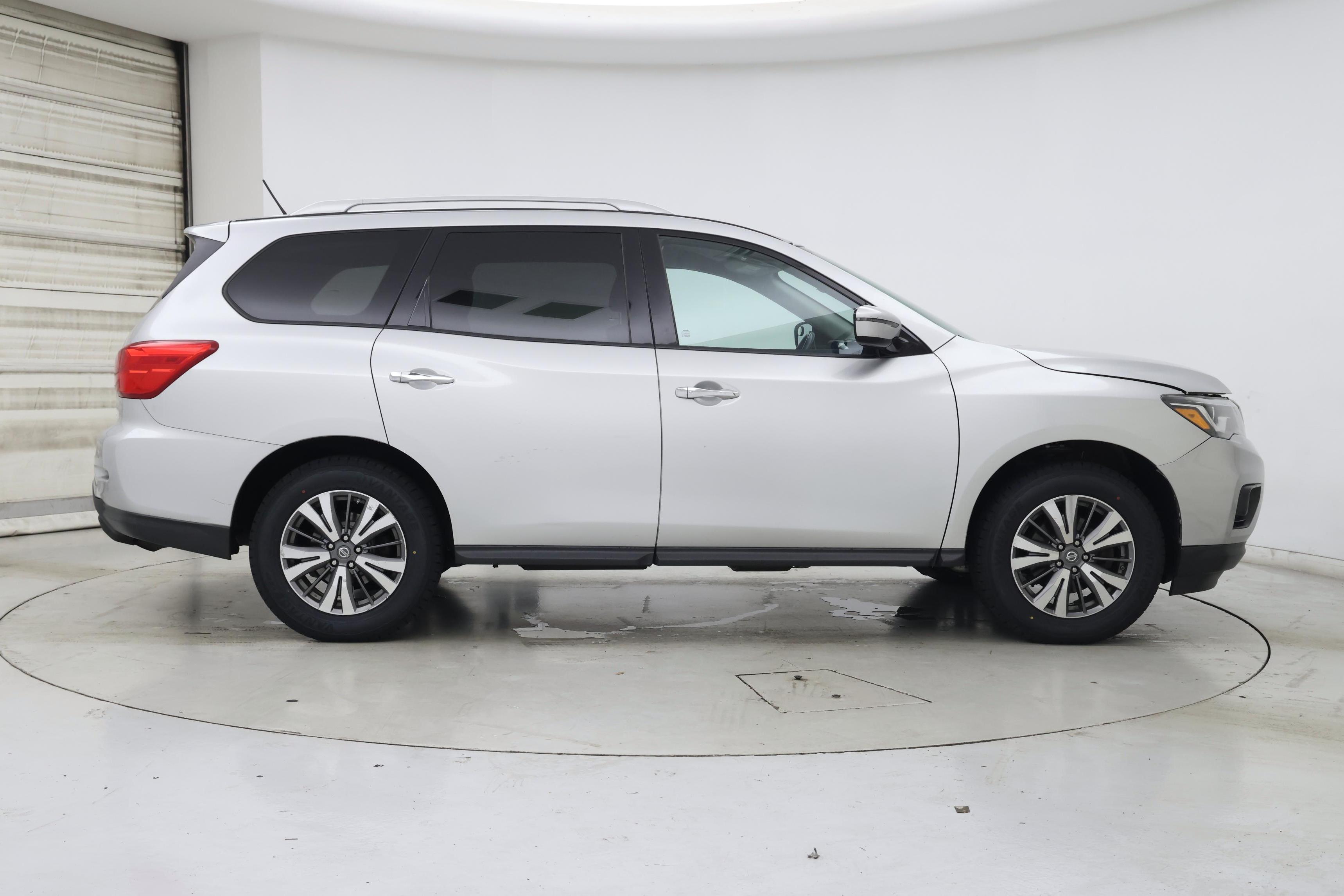 Thumbnail: 2017 Nissan Pathfinder - 7
