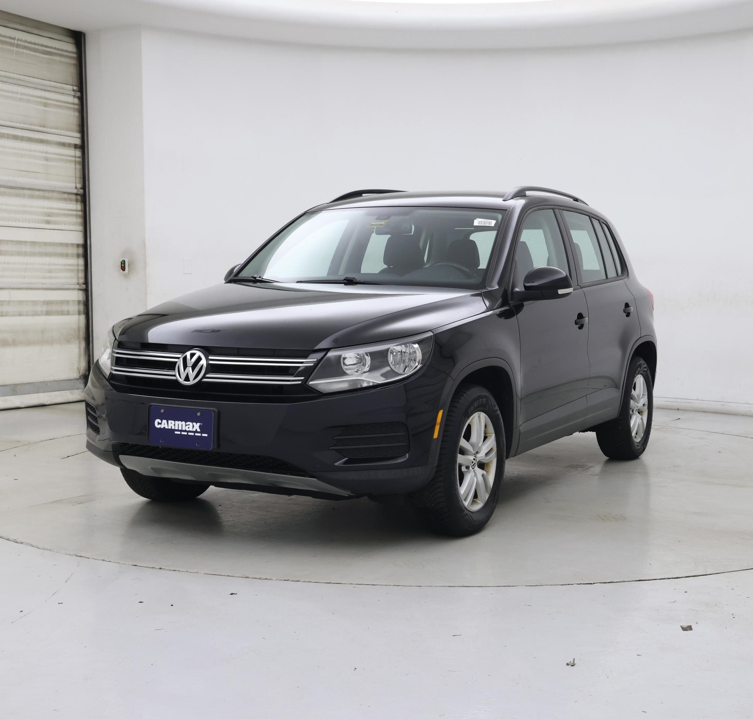 Thumbnail: 2017 Volkswagen Tiguan - 4