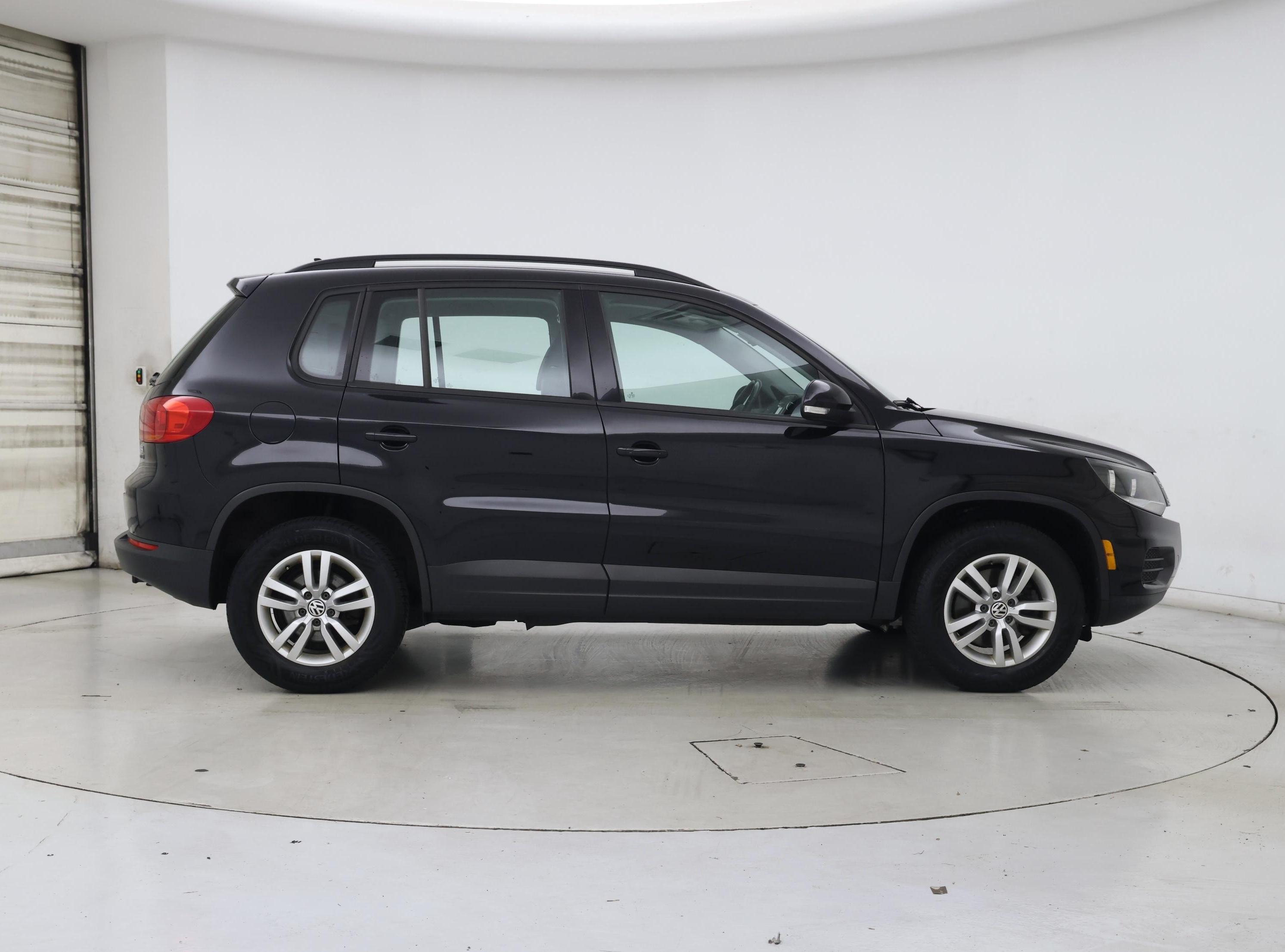 Thumbnail: 2017 Volkswagen Tiguan - 7