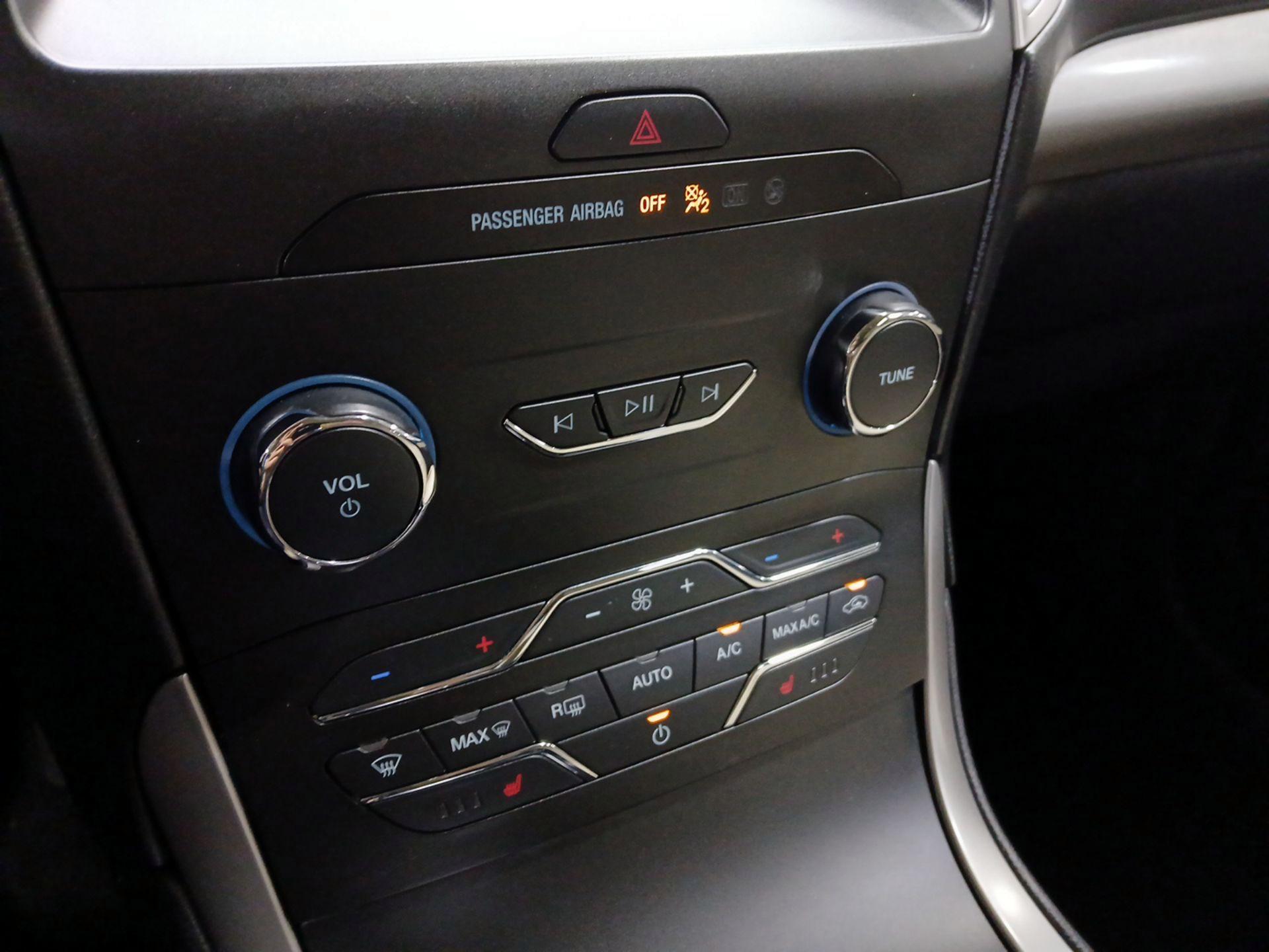 Thumbnail: 2019 Ford Edge - 17